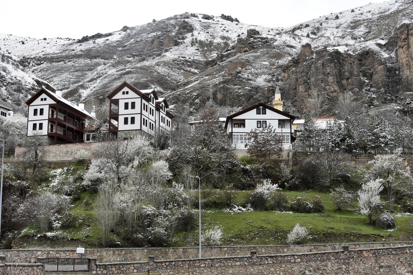Gümüşhane’de kar yağışı zirai don tehlikesini de beraberinde getirdi 23