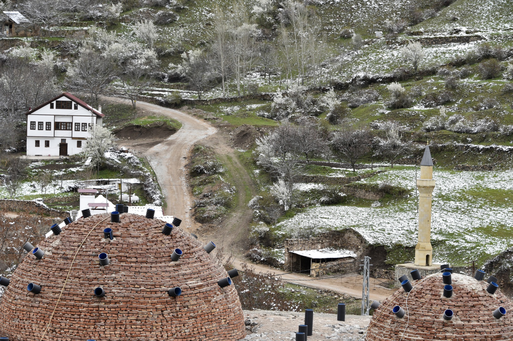 Gümüşhane’de kar yağışı zirai don tehlikesini de beraberinde getirdi 31