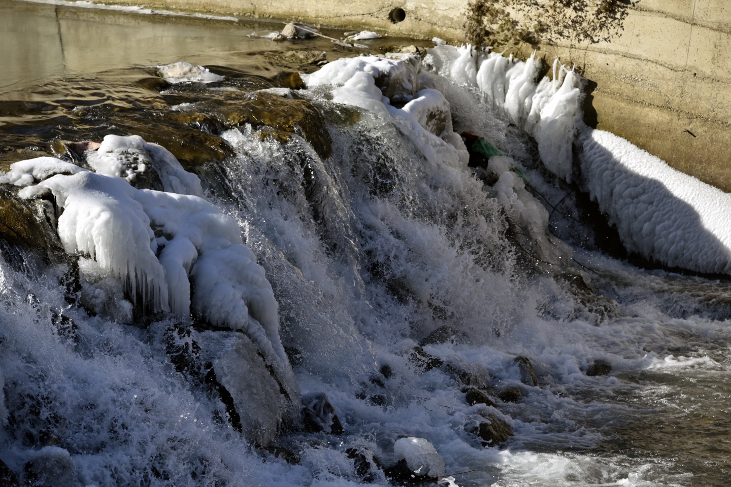 Türkiye’nin en hızlı akan çaylarından Harşit Çayı dondu 14