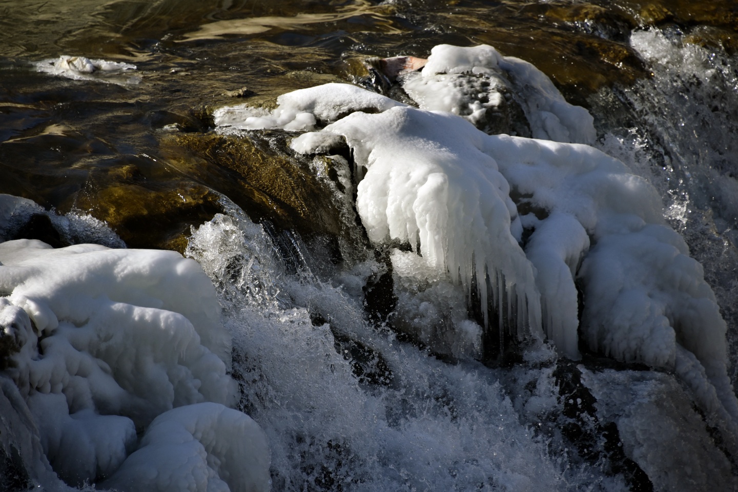 Türkiye’nin en hızlı akan çaylarından Harşit Çayı dondu 15