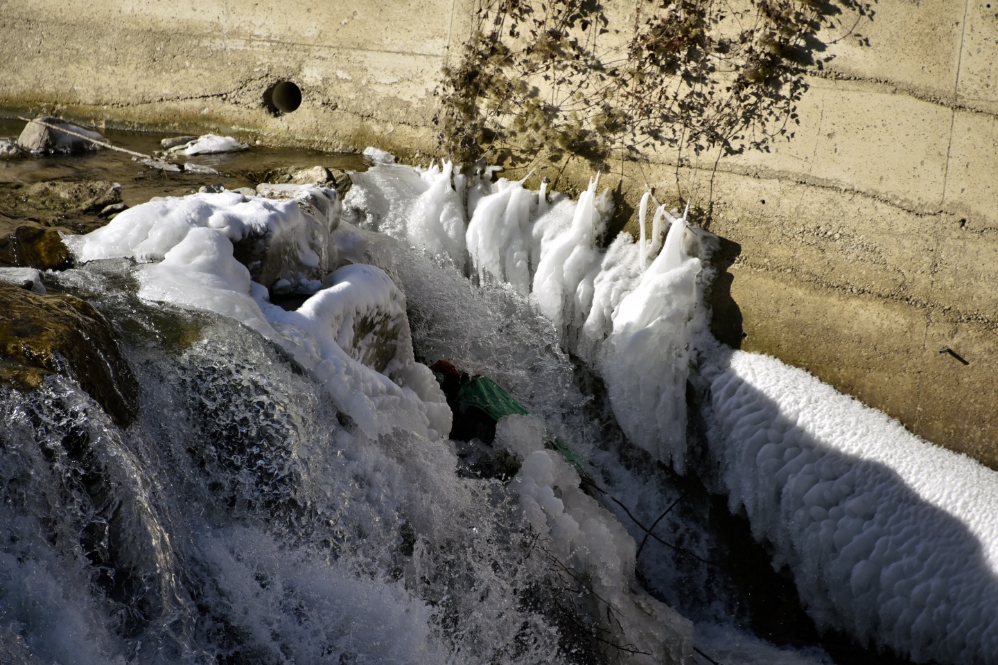 Türkiye’nin en hızlı akan çaylarından Harşit Çayı dondu 16