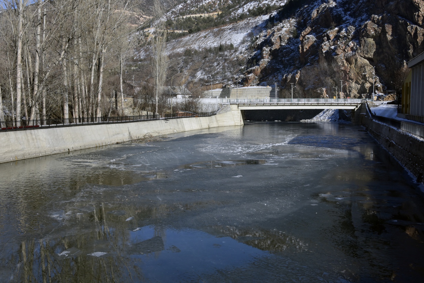Türkiye’nin en hızlı akan çaylarından Harşit Çayı dondu 17
