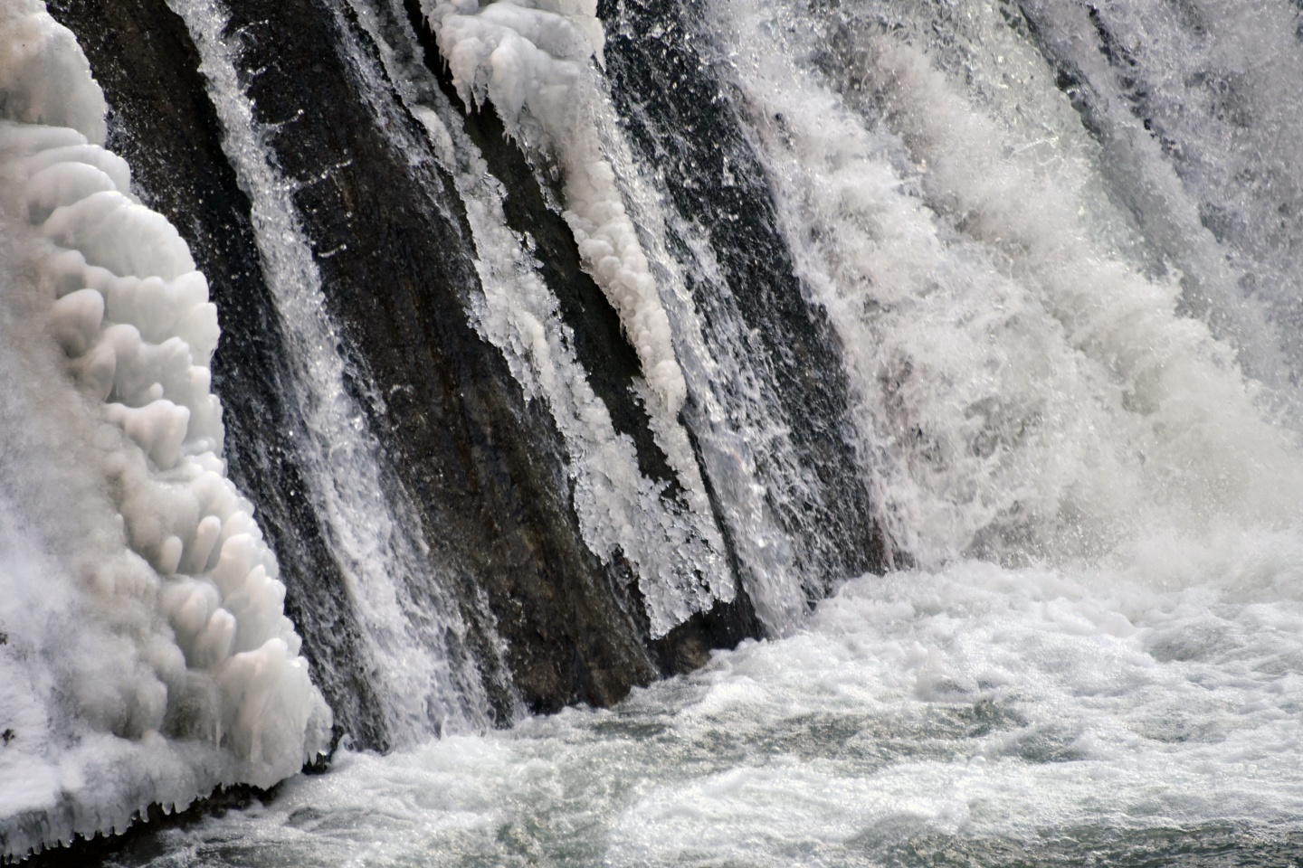 Türkiye’nin en hızlı akan çaylarından Harşit Çayı dondu 18