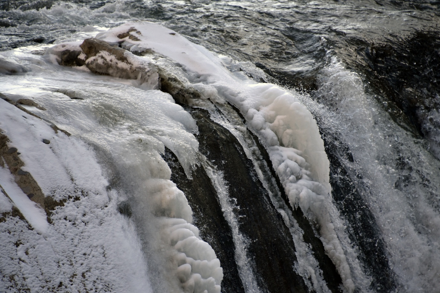 Türkiye’nin en hızlı akan çaylarından Harşit Çayı dondu 23