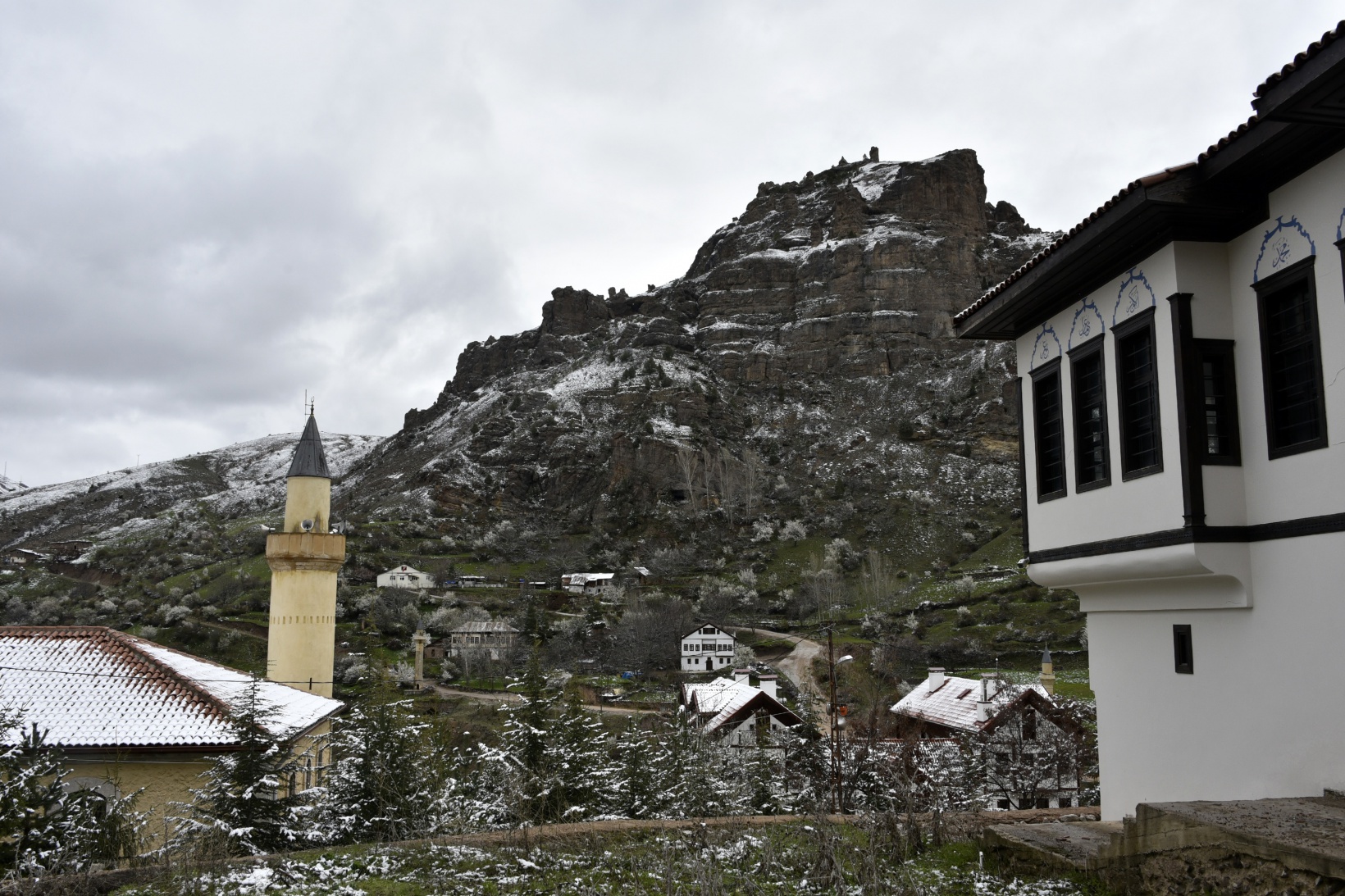 Gümüşhane’de kar yağışı zirai don tehlikesini de beraberinde getirdi 5
