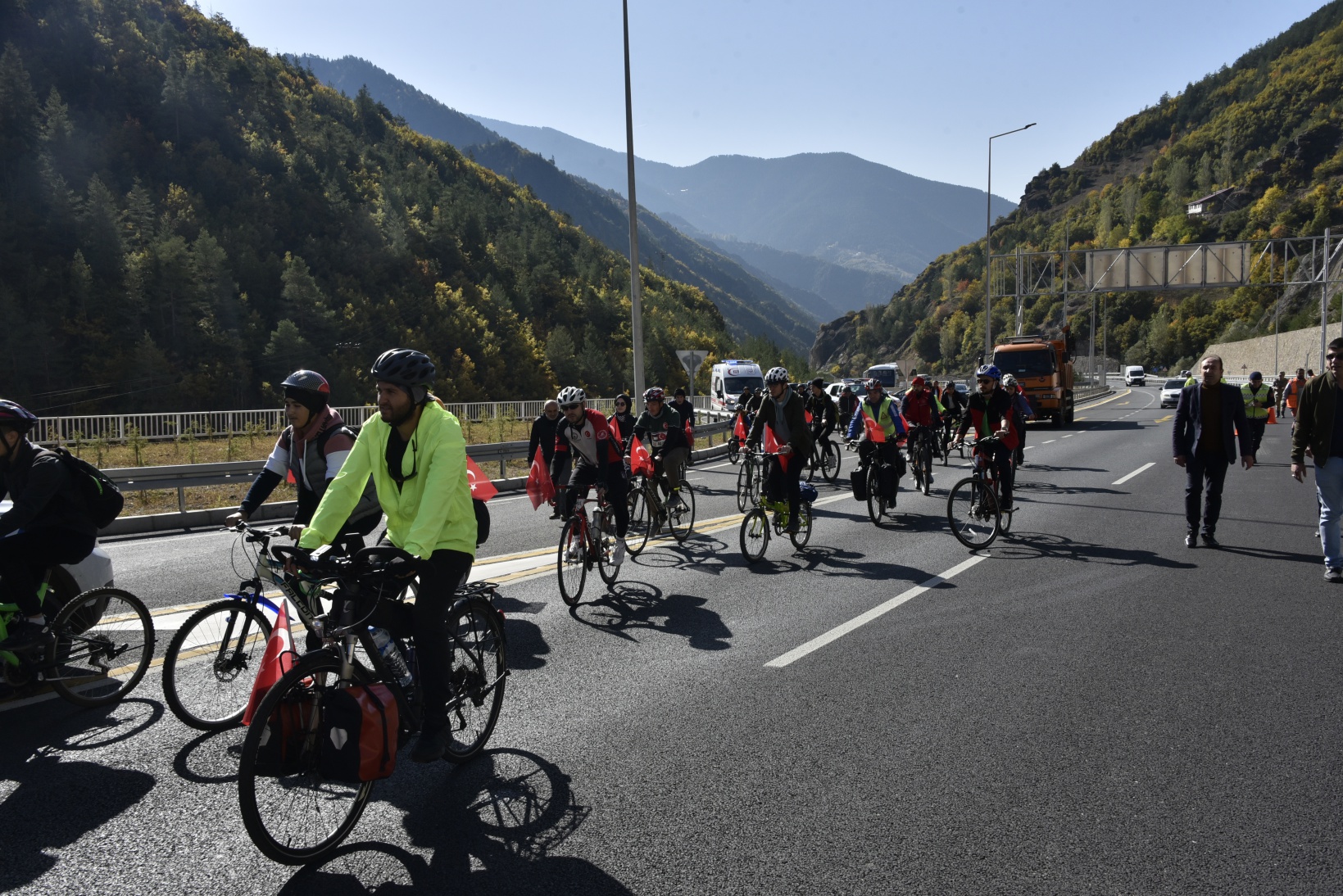 Gümüşhane’de 29 bisikletçi Cumhuriyetin 100. yılında Zigana Tüneli’ni bisikletle geçti 56