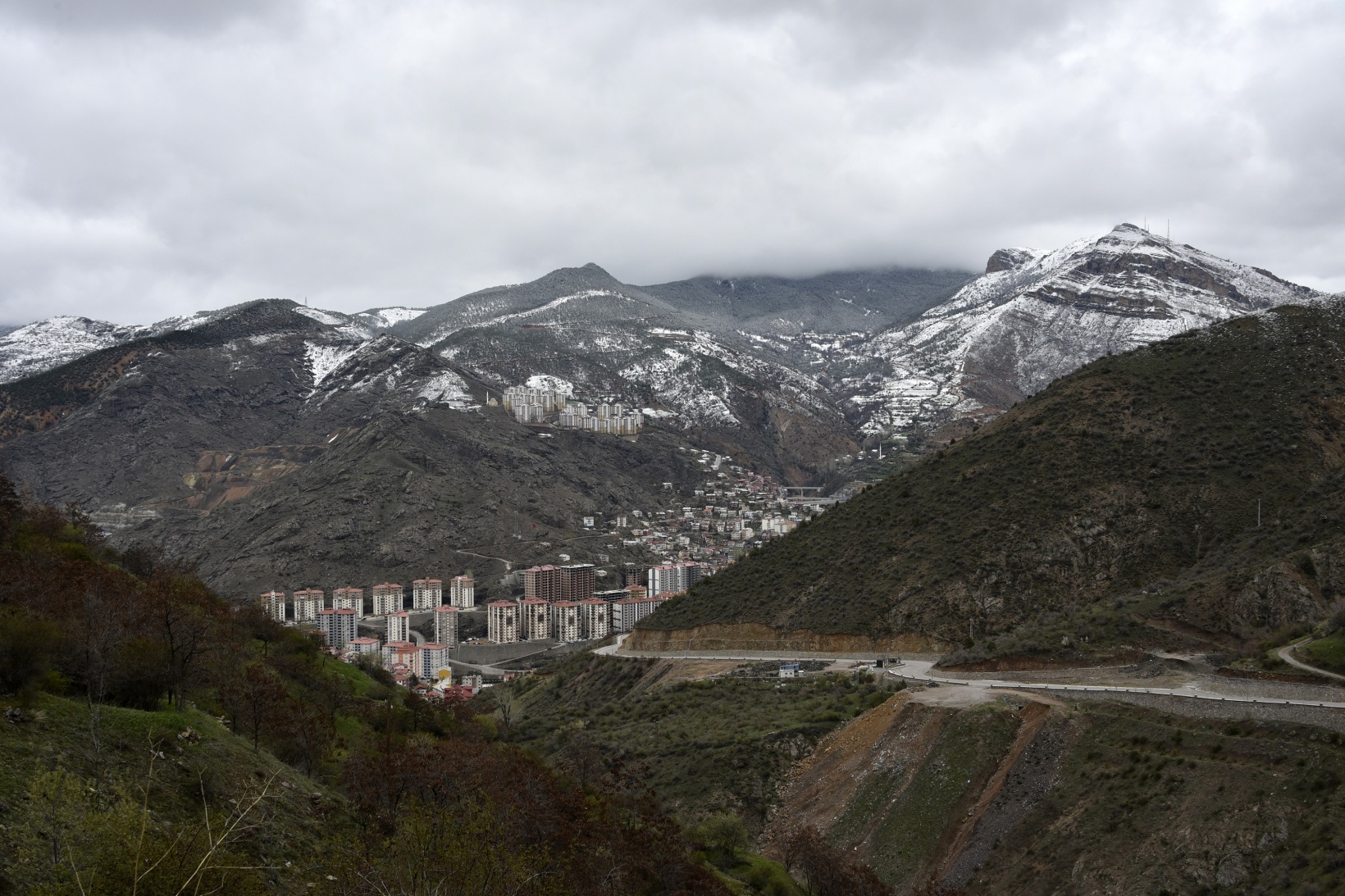 Gümüşhane’de kar yağışı zirai don tehlikesini de beraberinde getirdi 8