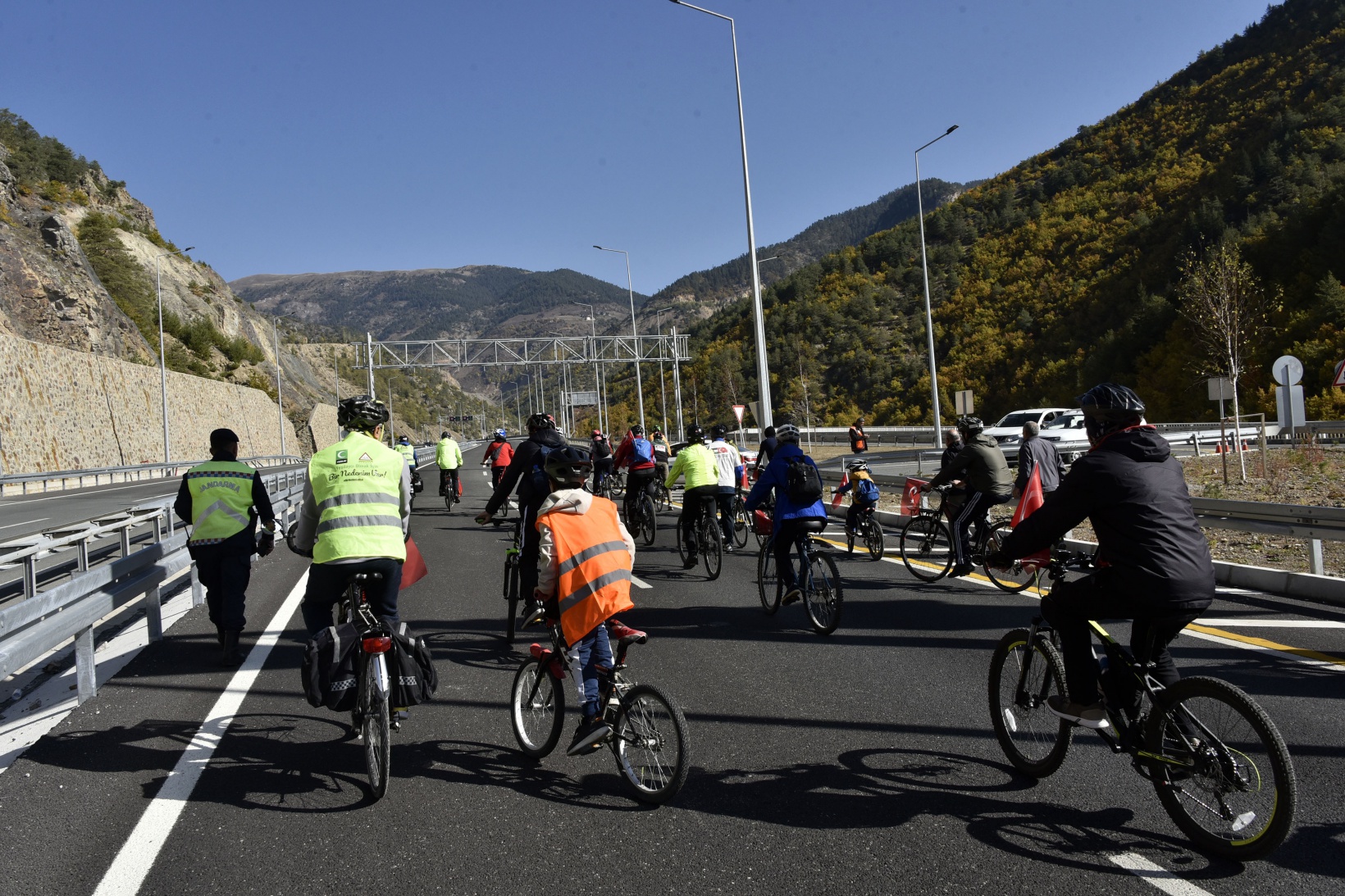 Gümüşhane’de 29 bisikletçi Cumhuriyetin 100. yılında Zigana Tüneli’ni bisikletle geçti 10