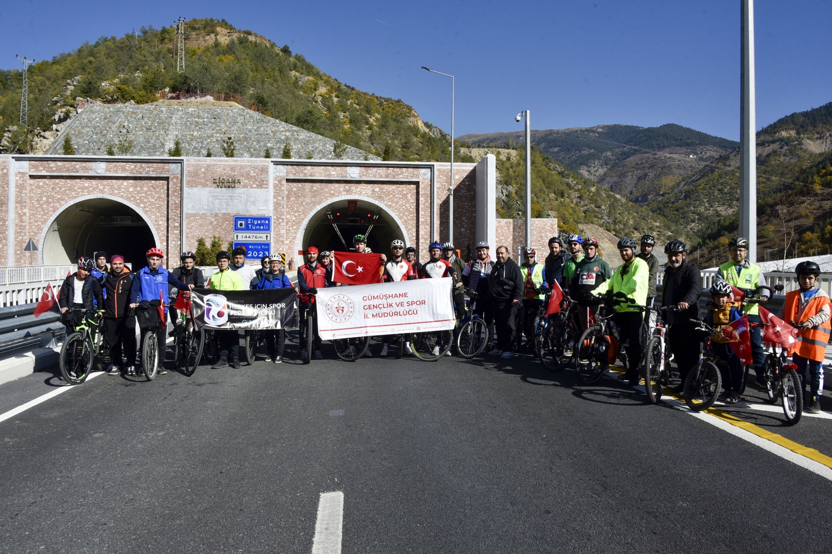 Gümüşhane’de 29 bisikletçi Cumhuriyetin 100. yılında Zigana Tüneli’ni bisikletle geçti 22