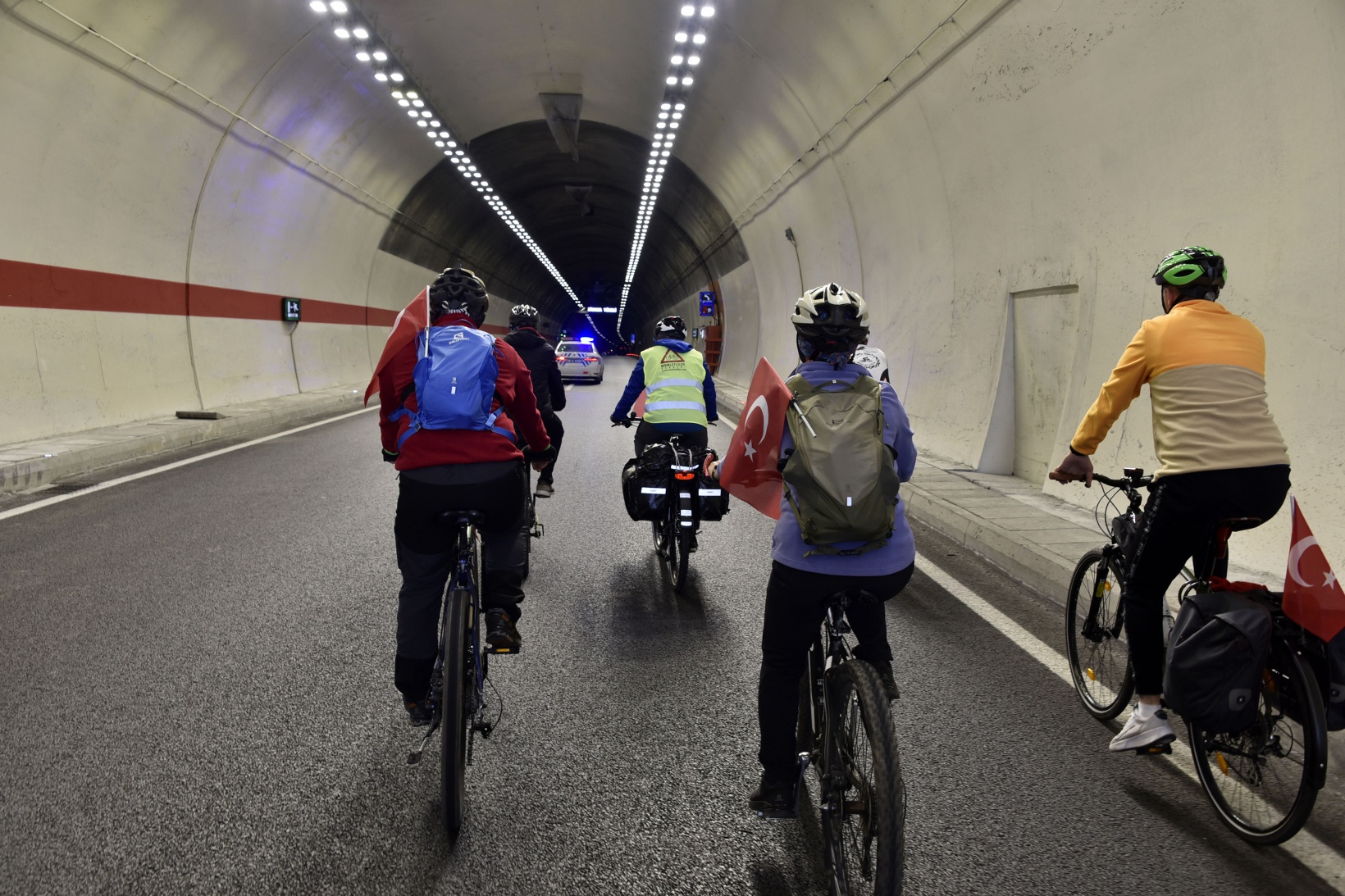 Gümüşhane’de 29 bisikletçi Cumhuriyetin 100. yılında Zigana Tüneli’ni bisikletle geçti 5