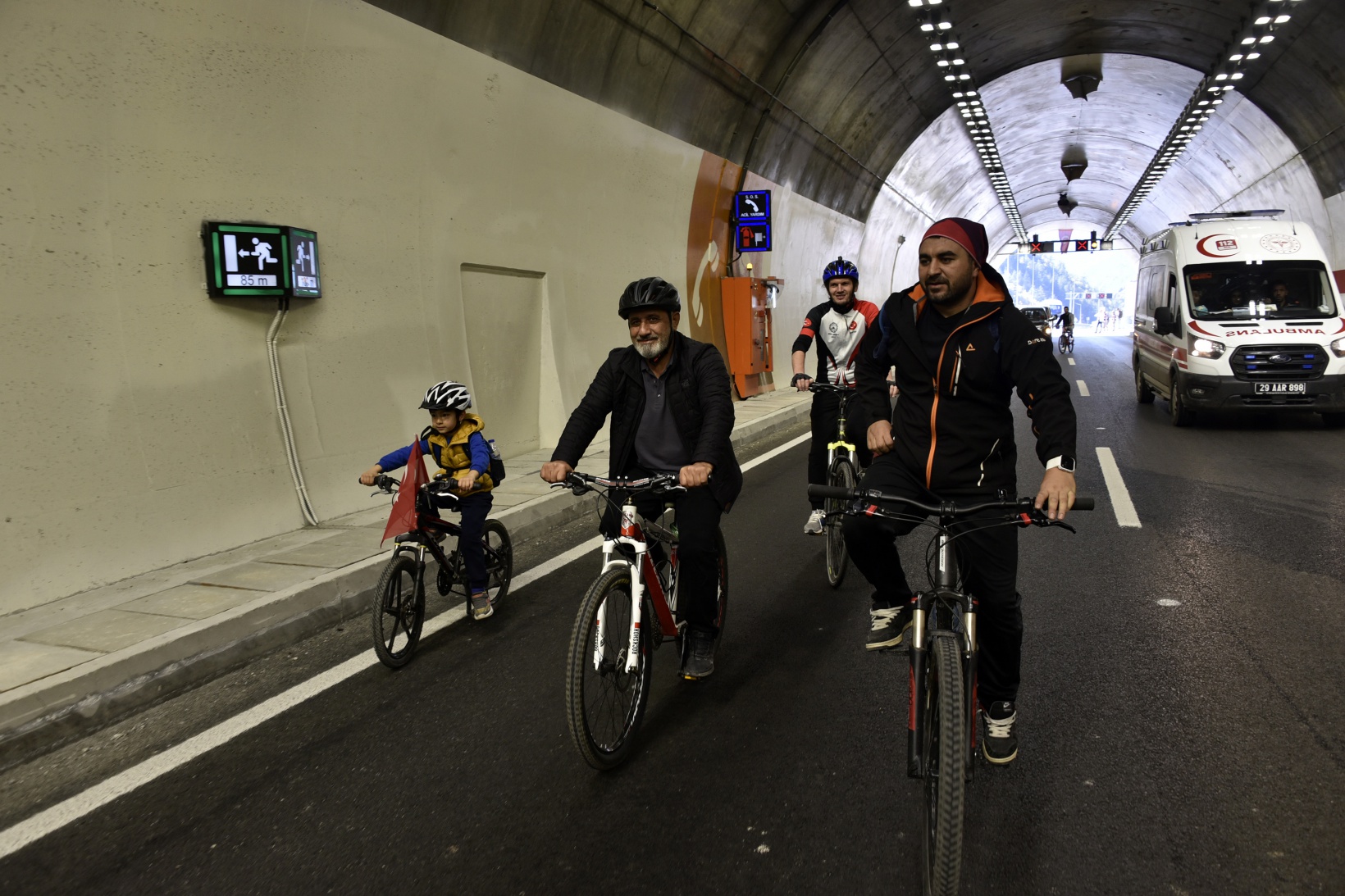 Gümüşhane’de 29 bisikletçi Cumhuriyetin 100. yılında Zigana Tüneli’ni bisikletle geçti 21