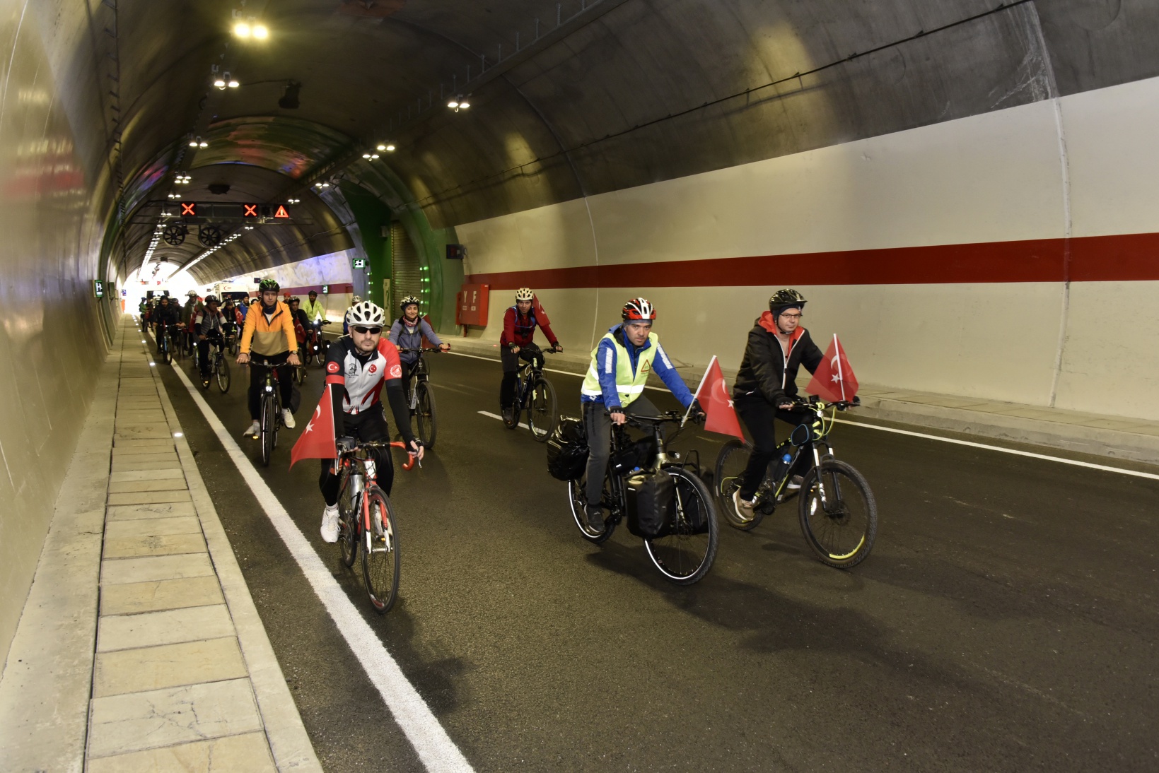 Gümüşhane’de 29 bisikletçi Cumhuriyetin 100. yılında Zigana Tüneli’ni bisikletle geçti 57