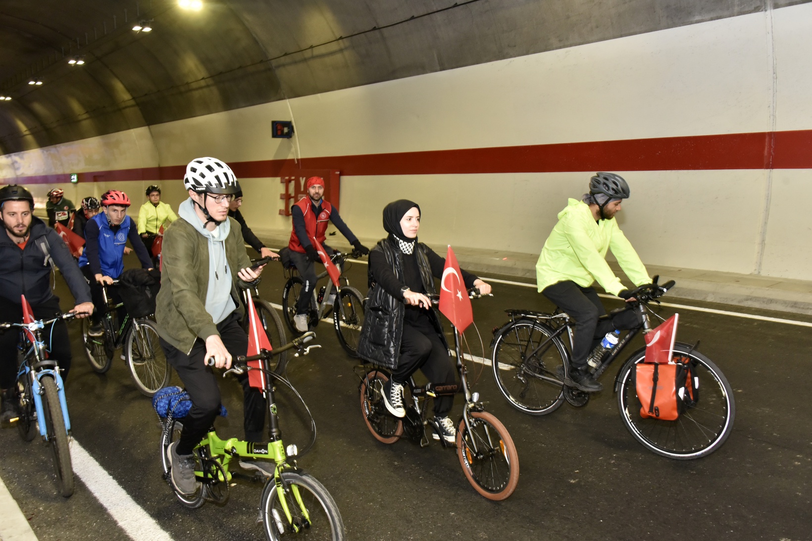Gümüşhane’de 29 bisikletçi Cumhuriyetin 100. yılında Zigana Tüneli’ni bisikletle geçti 26