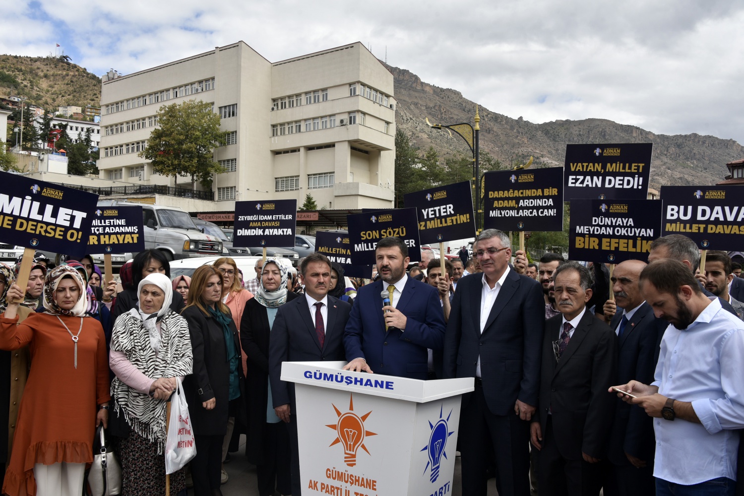 Menderes ve arkadaşları idam edildikleri gün ve saatte Gümüşhane’de anıldı 12