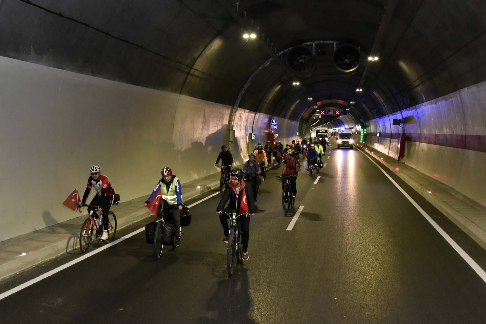 Gümüşhane’de 29 bisikletçi Cumhuriyetin 100. yılında Zigana Tüneli’ni bisikletle geçti 30