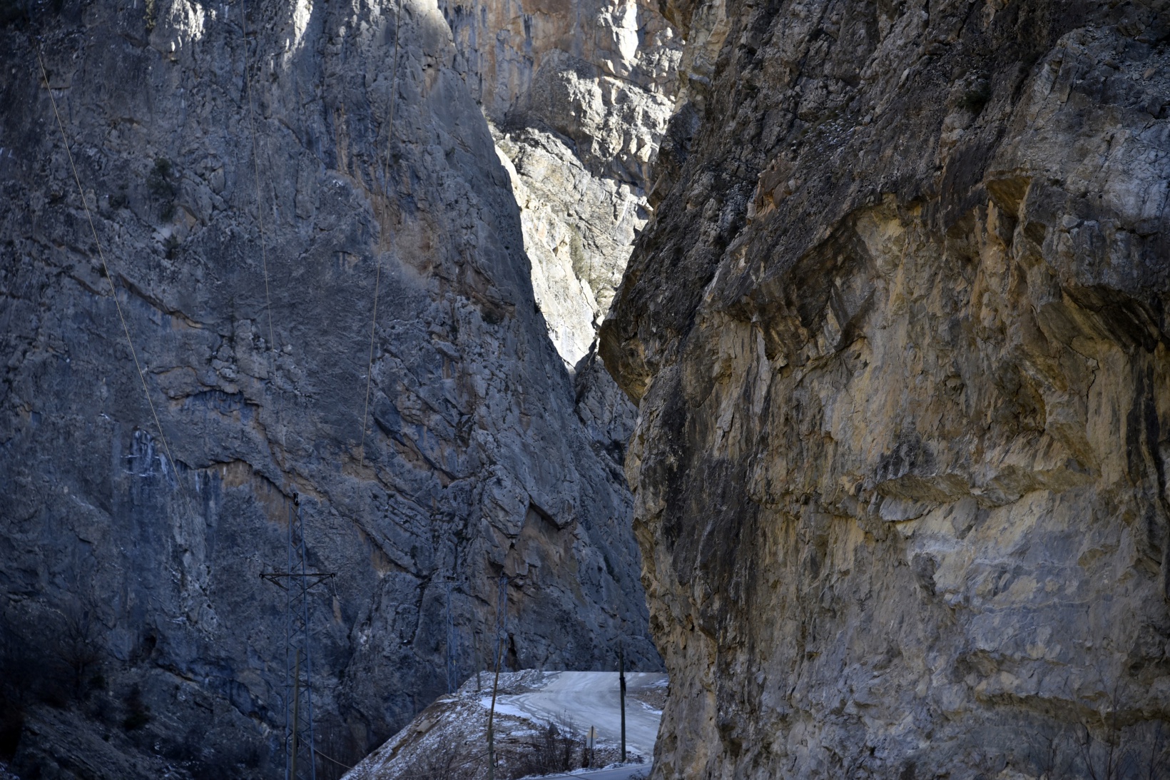 Grup yolundaki kaya düşme tehlikesi bertaraf edildi 7