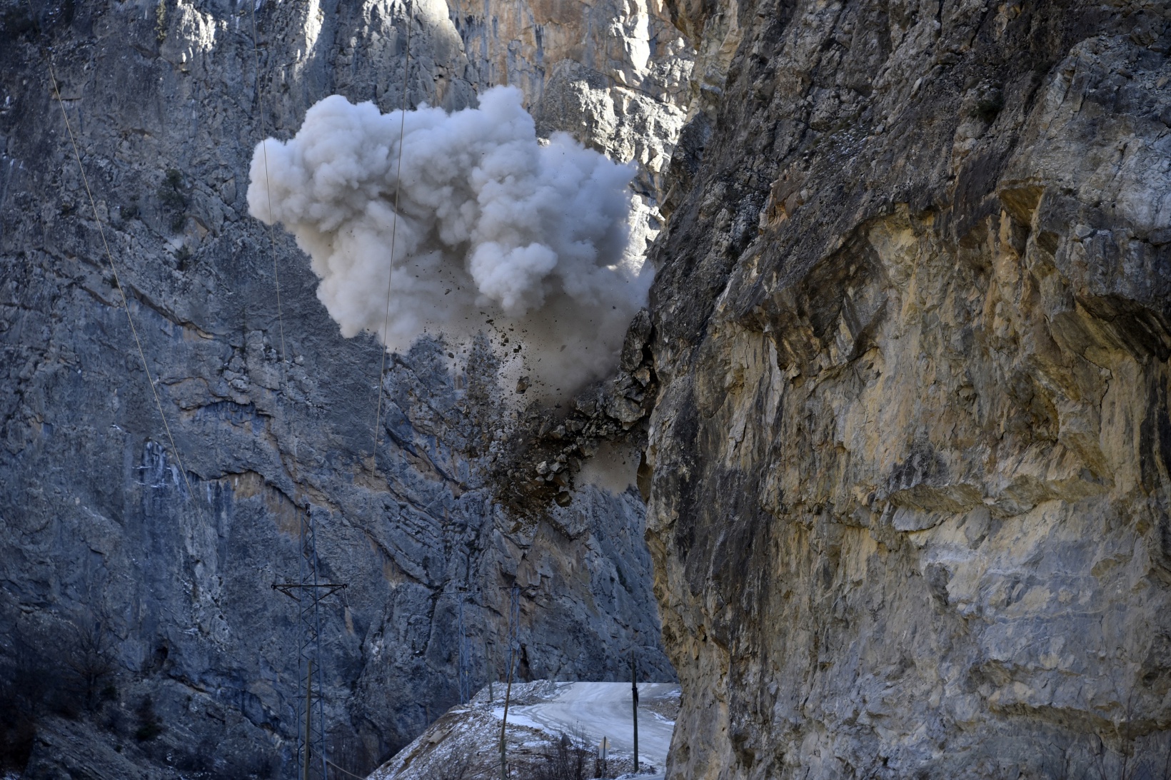 Grup yolundaki kaya düşme tehlikesi bertaraf edildi 4