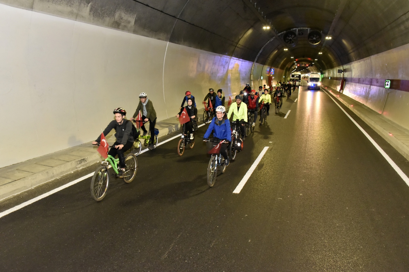 Gümüşhane’de 29 bisikletçi Cumhuriyetin 100. yılında Zigana Tüneli’ni bisikletle geçti 40