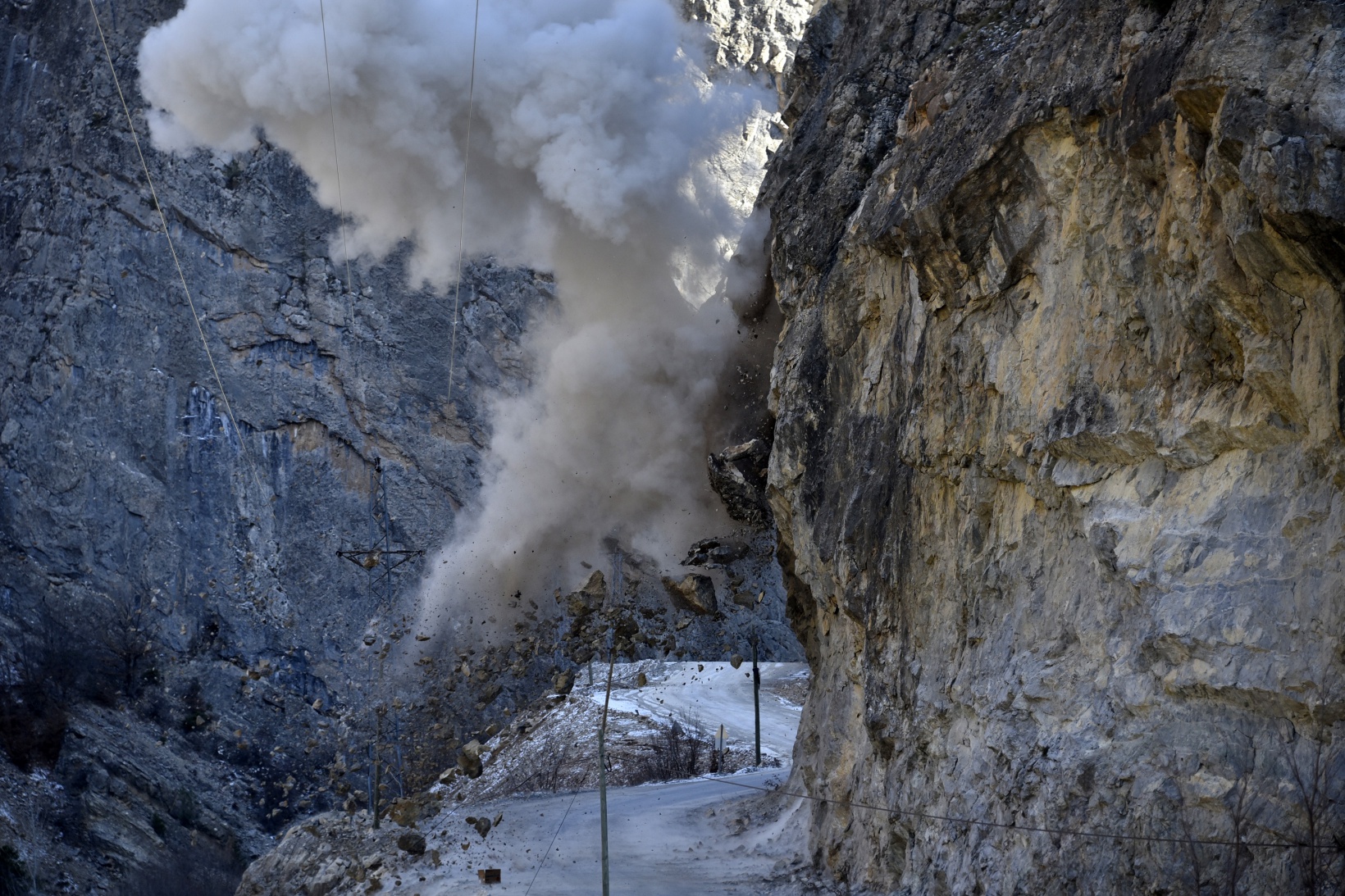 Grup yolundaki kaya düşme tehlikesi bertaraf edildi 1