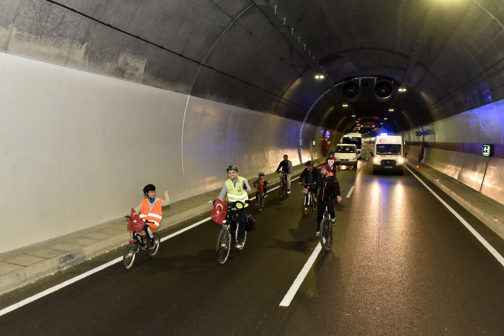 Gümüşhane’de 29 bisikletçi Cumhuriyetin 100. yılında Zigana Tüneli’ni bisikletle geçti 31