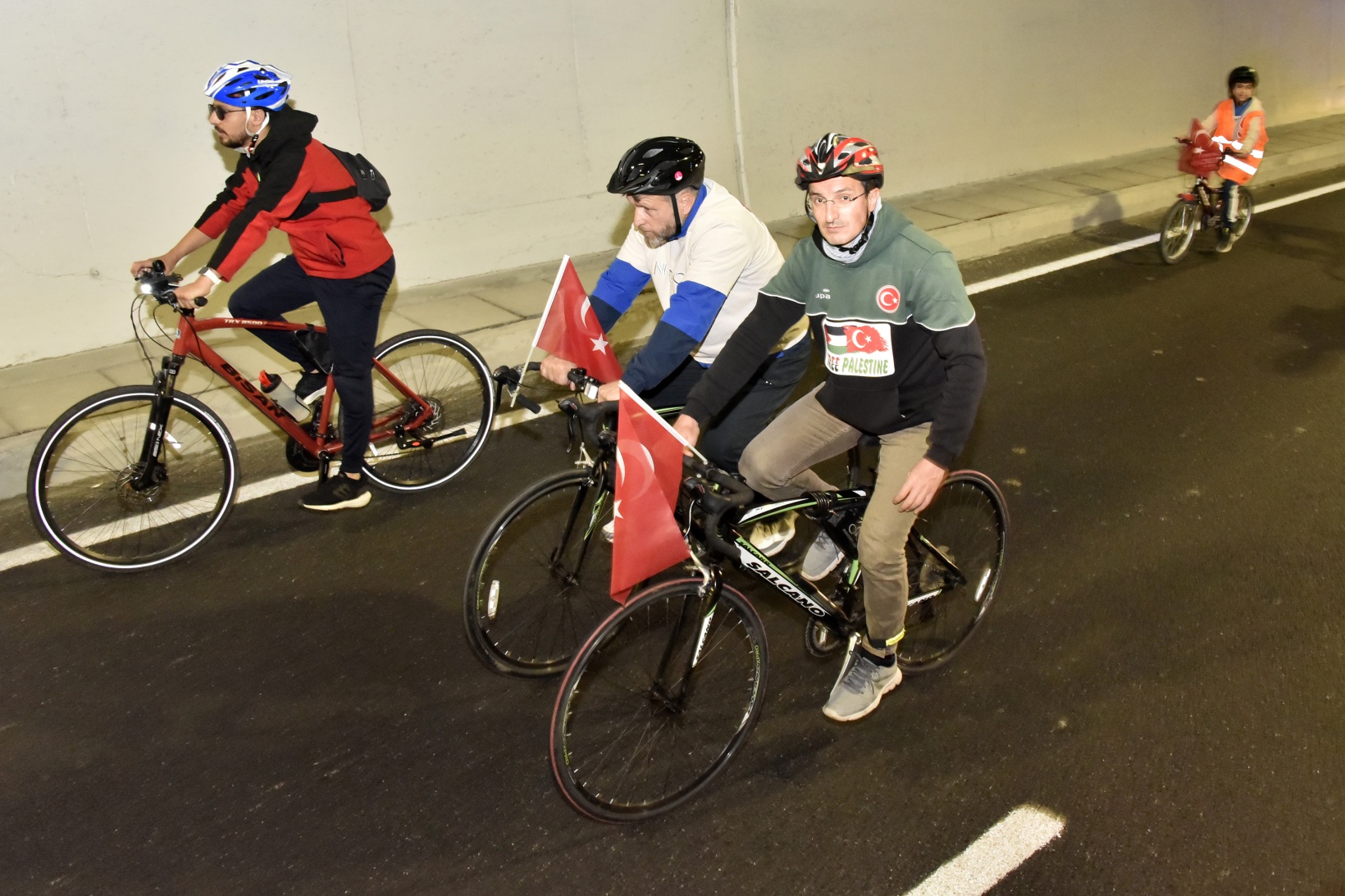 Gümüşhane’de 29 bisikletçi Cumhuriyetin 100. yılında Zigana Tüneli’ni bisikletle geçti 35