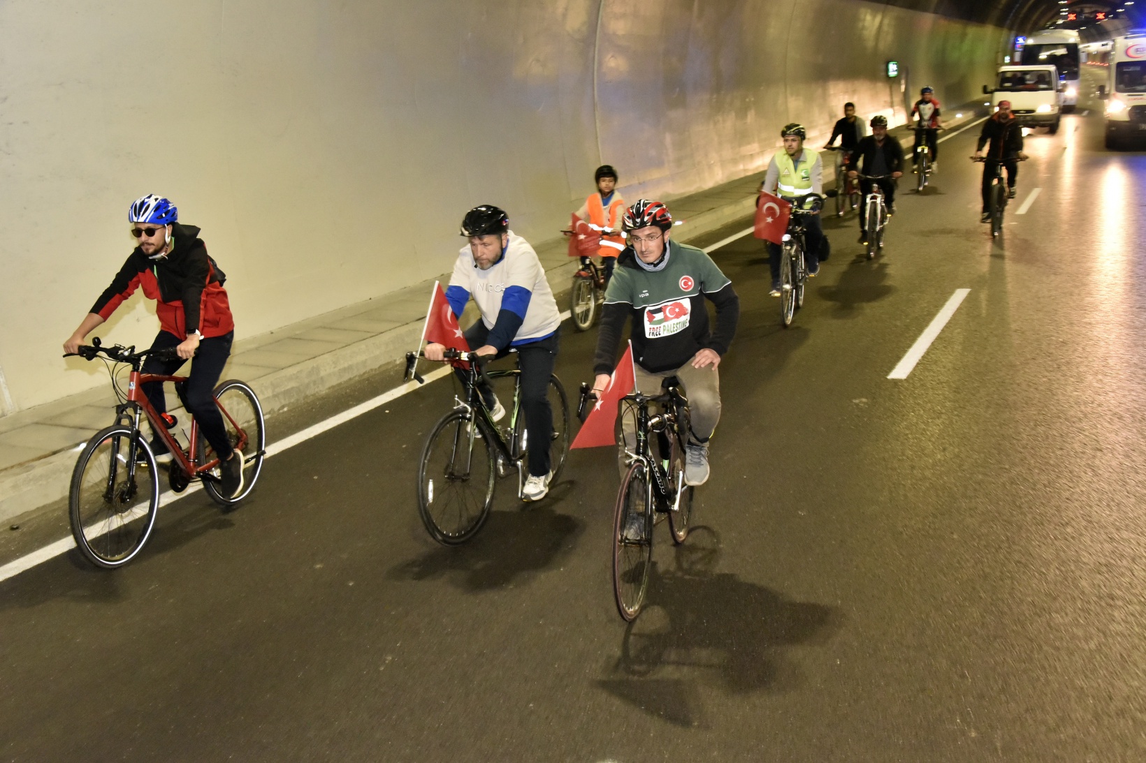 Gümüşhane’de 29 bisikletçi Cumhuriyetin 100. yılında Zigana Tüneli’ni bisikletle geçti 34