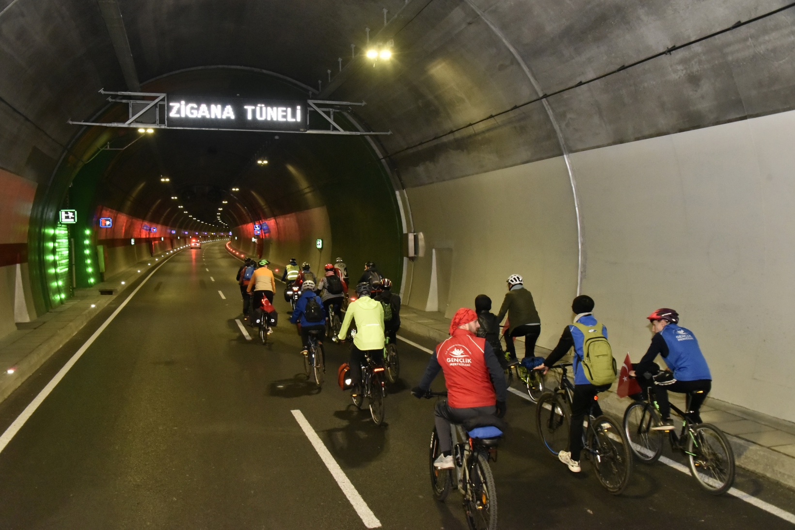 Gümüşhane’de 29 bisikletçi Cumhuriyetin 100. yılında Zigana Tüneli’ni bisikletle geçti 37