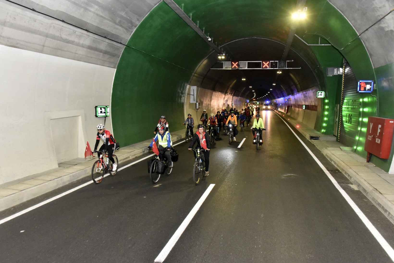 Gümüşhane’de 29 bisikletçi Cumhuriyetin 100. yılında Zigana Tüneli’ni bisikletle geçti 39