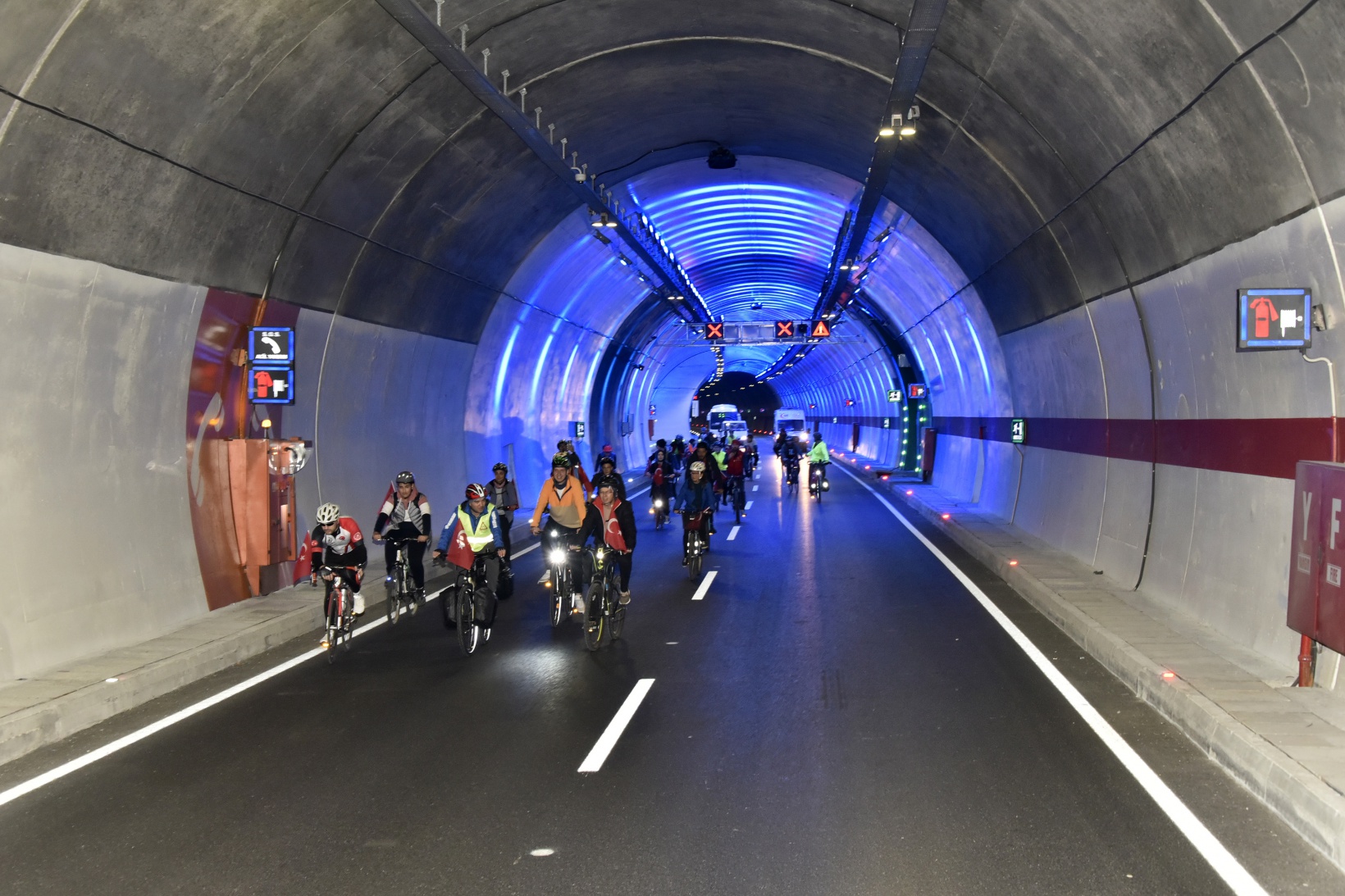 Gümüşhane’de 29 bisikletçi Cumhuriyetin 100. yılında Zigana Tüneli’ni bisikletle geçti 32