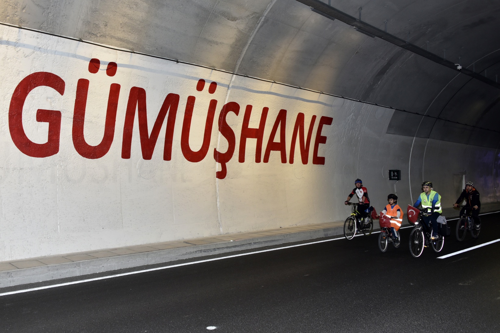 Gümüşhane’de 29 bisikletçi Cumhuriyetin 100. yılında Zigana Tüneli’ni bisikletle geçti 29