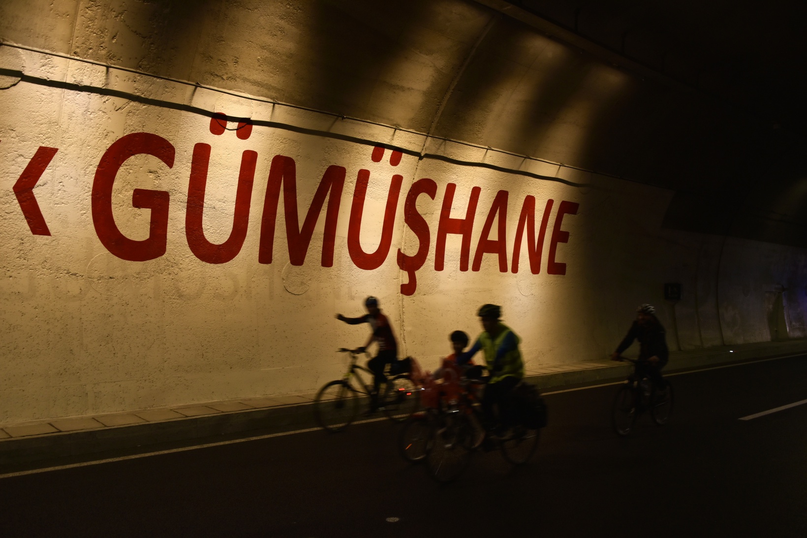 Gümüşhane’de 29 bisikletçi Cumhuriyetin 100. yılında Zigana Tüneli’ni bisikletle geçti 16