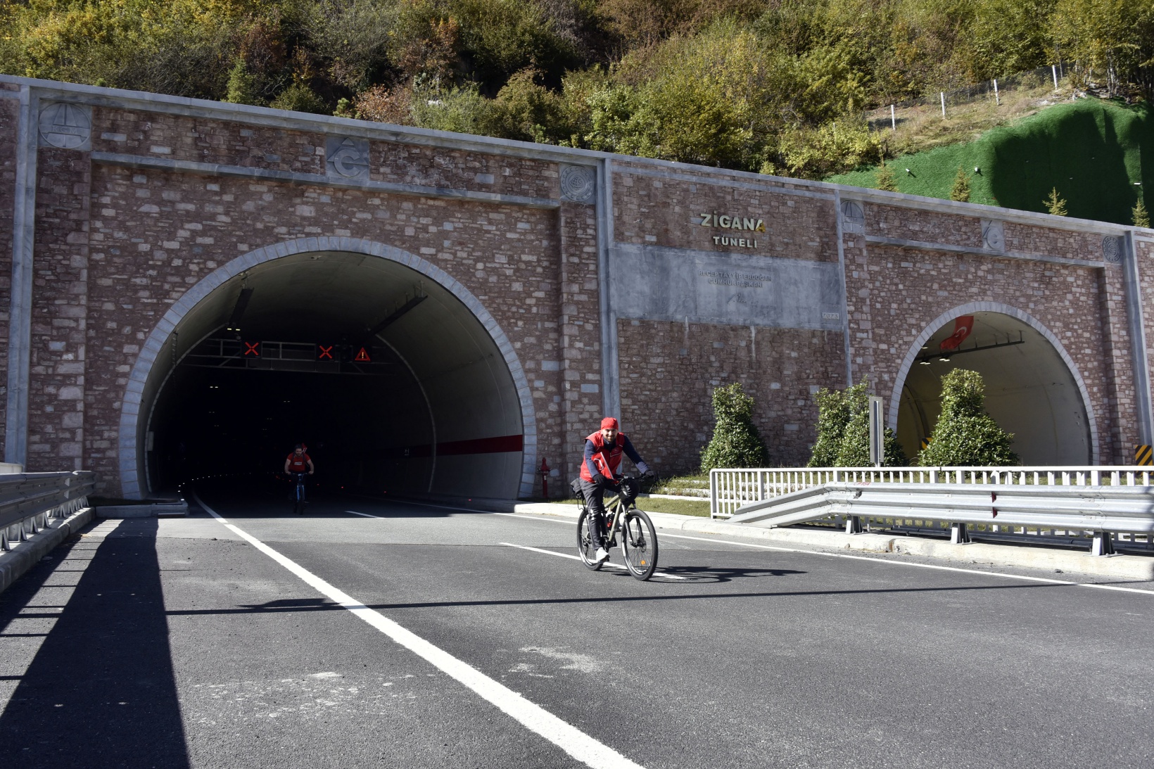 Gümüşhane’de 29 bisikletçi Cumhuriyetin 100. yılında Zigana Tüneli’ni bisikletle geçti 19