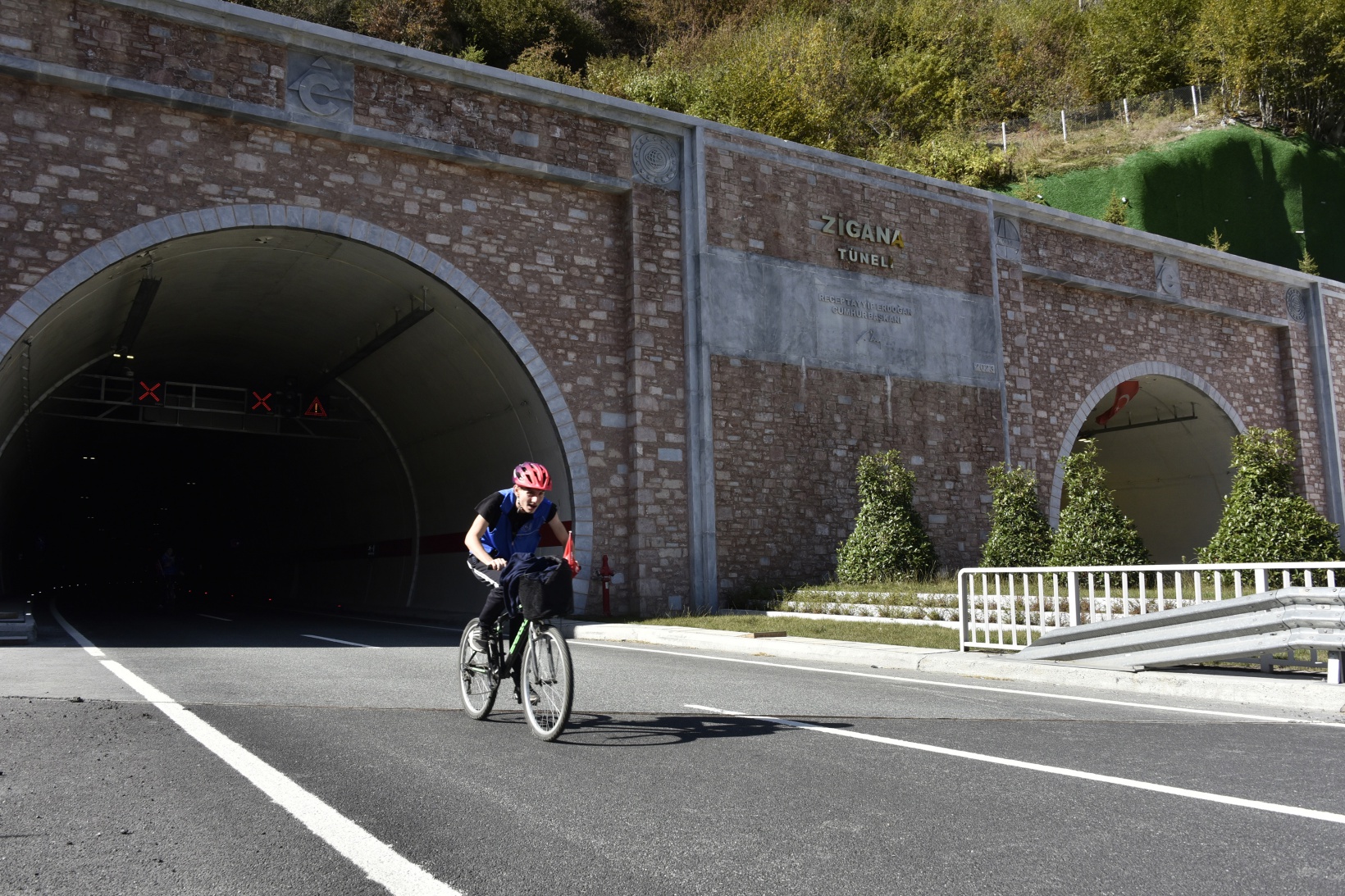 Gümüşhane’de 29 bisikletçi Cumhuriyetin 100. yılında Zigana Tüneli’ni bisikletle geçti 51