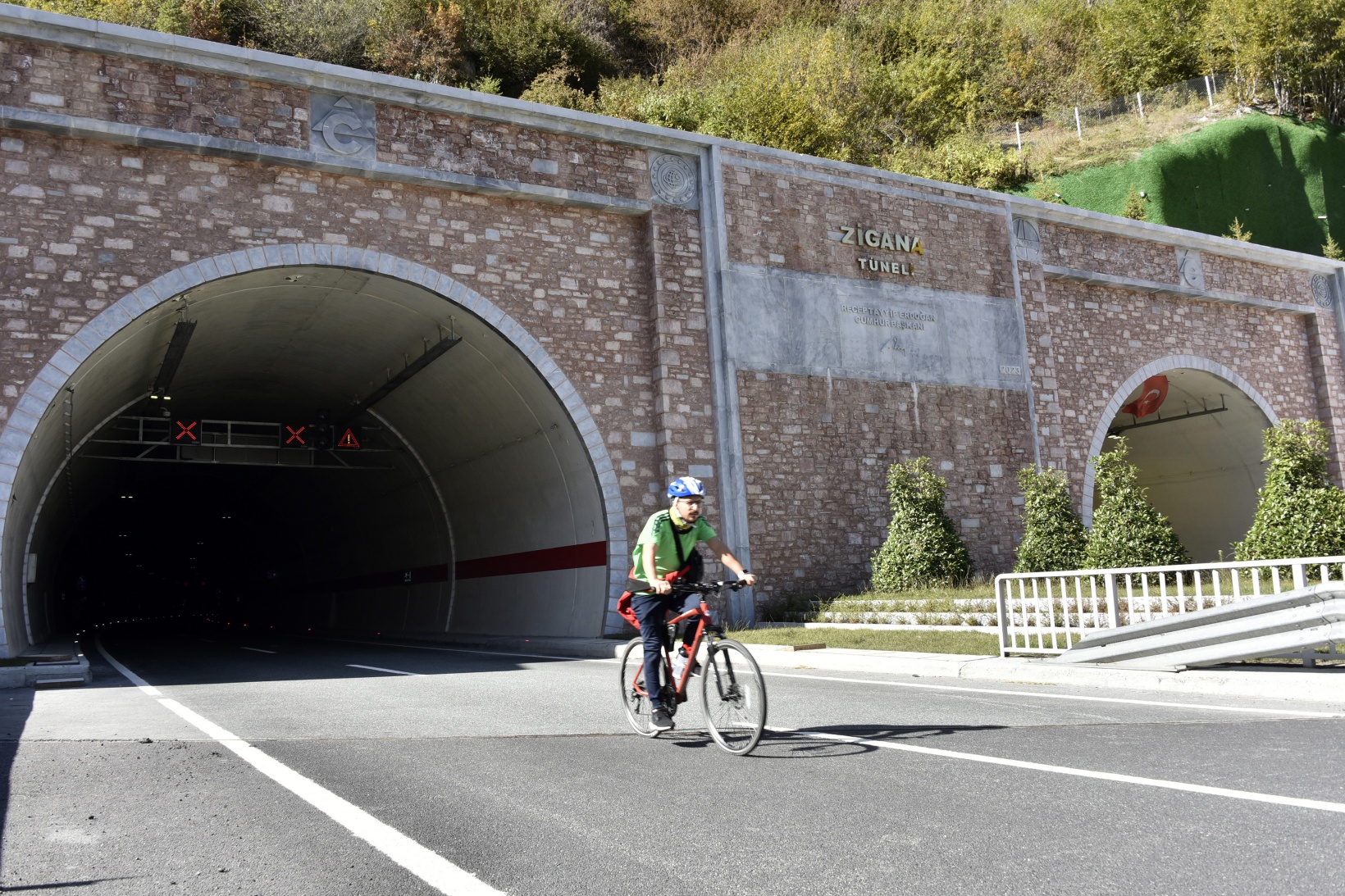 Gümüşhane’de 29 bisikletçi Cumhuriyetin 100. yılında Zigana Tüneli’ni bisikletle geçti 48