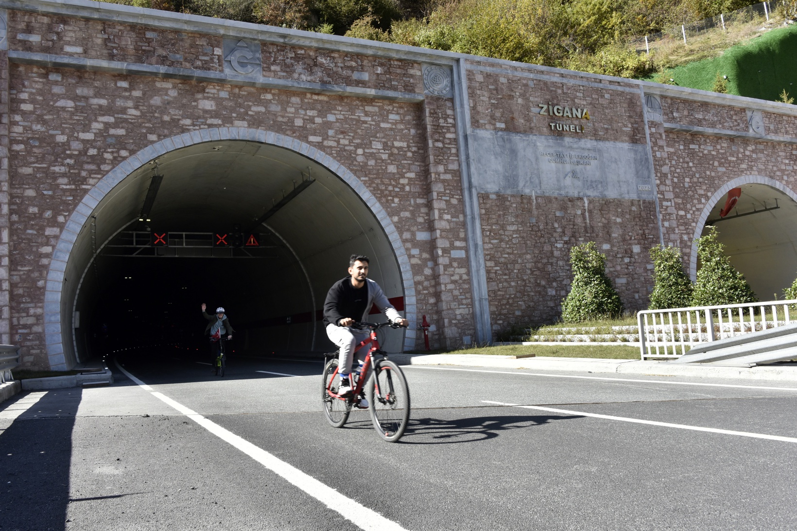 Gümüşhane’de 29 bisikletçi Cumhuriyetin 100. yılında Zigana Tüneli’ni bisikletle geçti 55