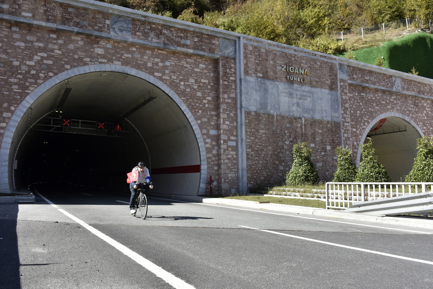 Gümüşhane’de 29 bisikletçi Cumhuriyetin 100. yılında Zigana Tüneli’ni bisikletle geçti 50
