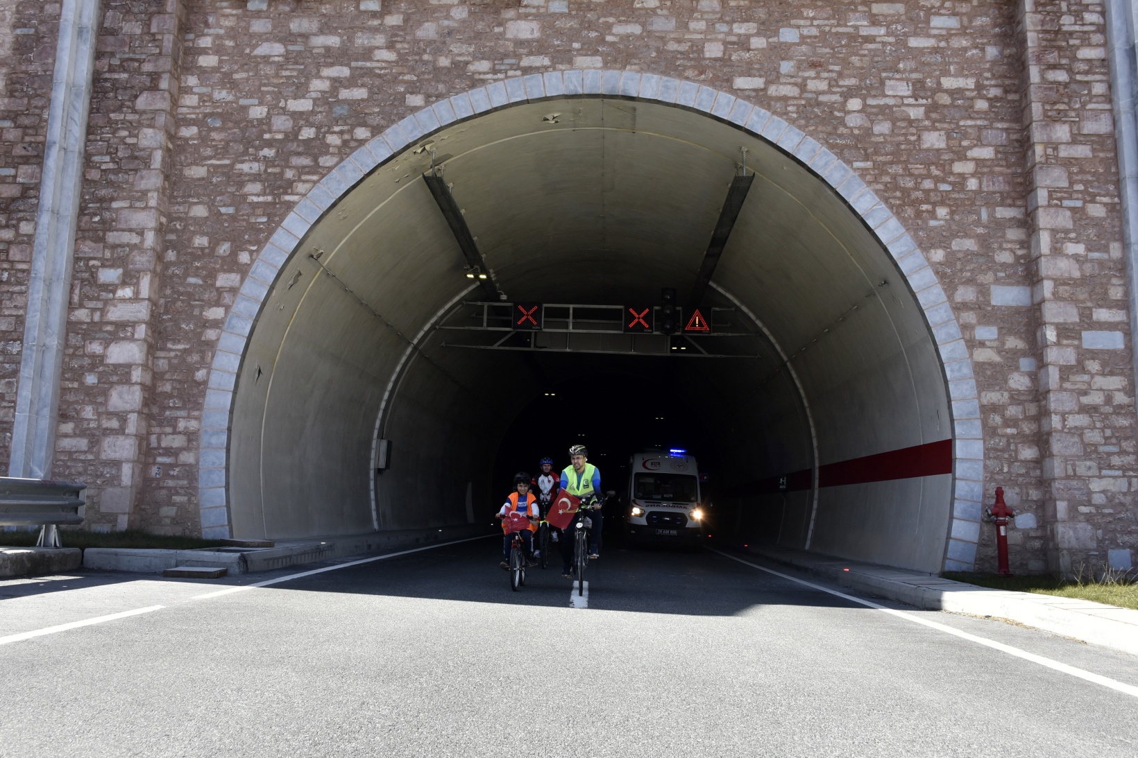 Gümüşhane’de 29 bisikletçi Cumhuriyetin 100. yılında Zigana Tüneli’ni bisikletle geçti 38
