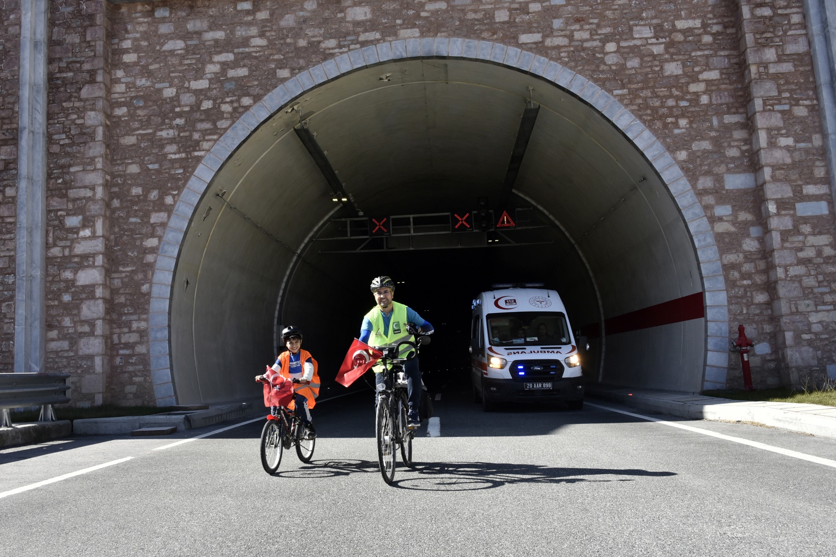 Gümüşhane’de 29 bisikletçi Cumhuriyetin 100. yılında Zigana Tüneli’ni bisikletle geçti 36
