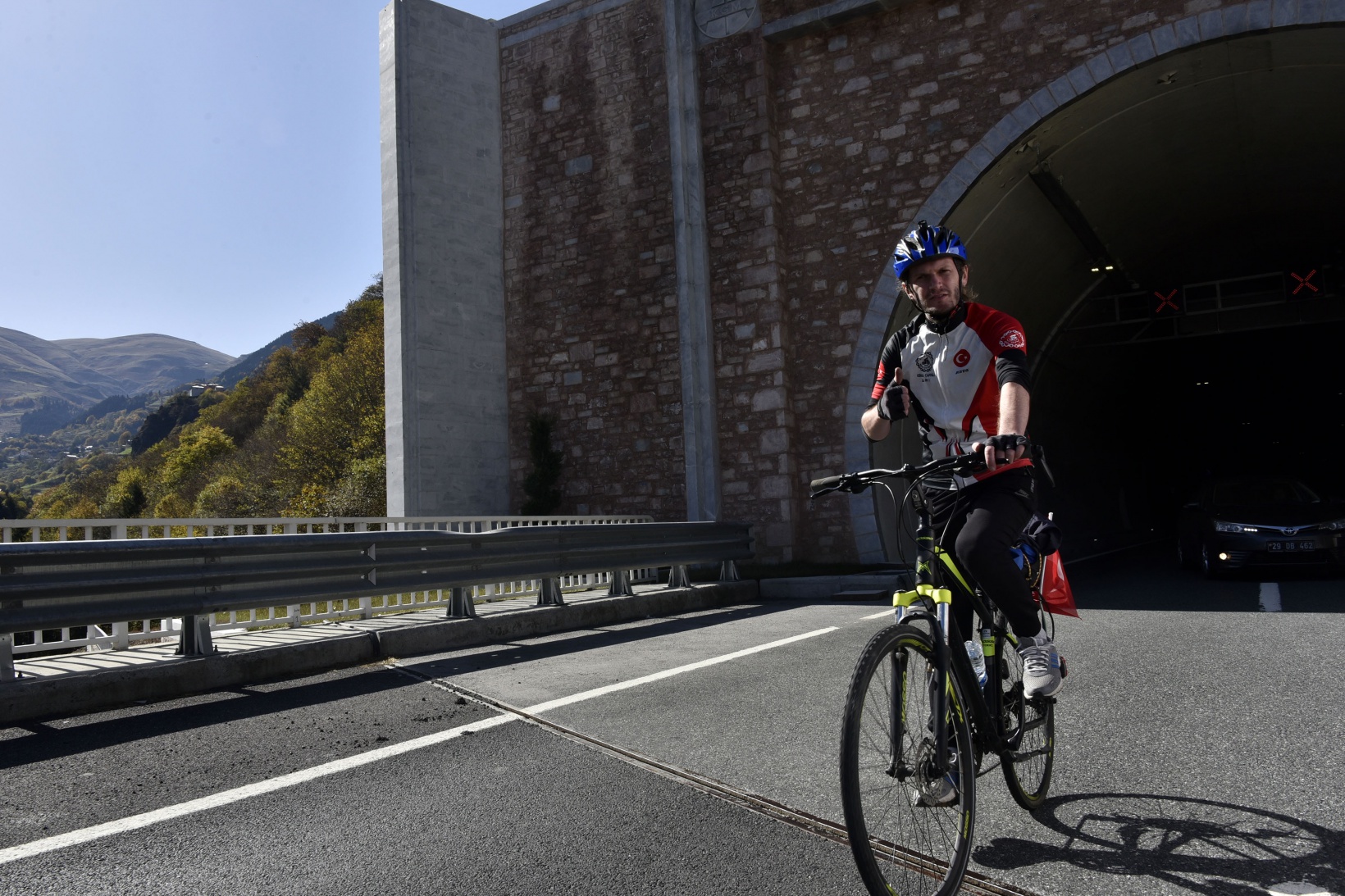 Gümüşhane’de 29 bisikletçi Cumhuriyetin 100. yılında Zigana Tüneli’ni bisikletle geçti 8