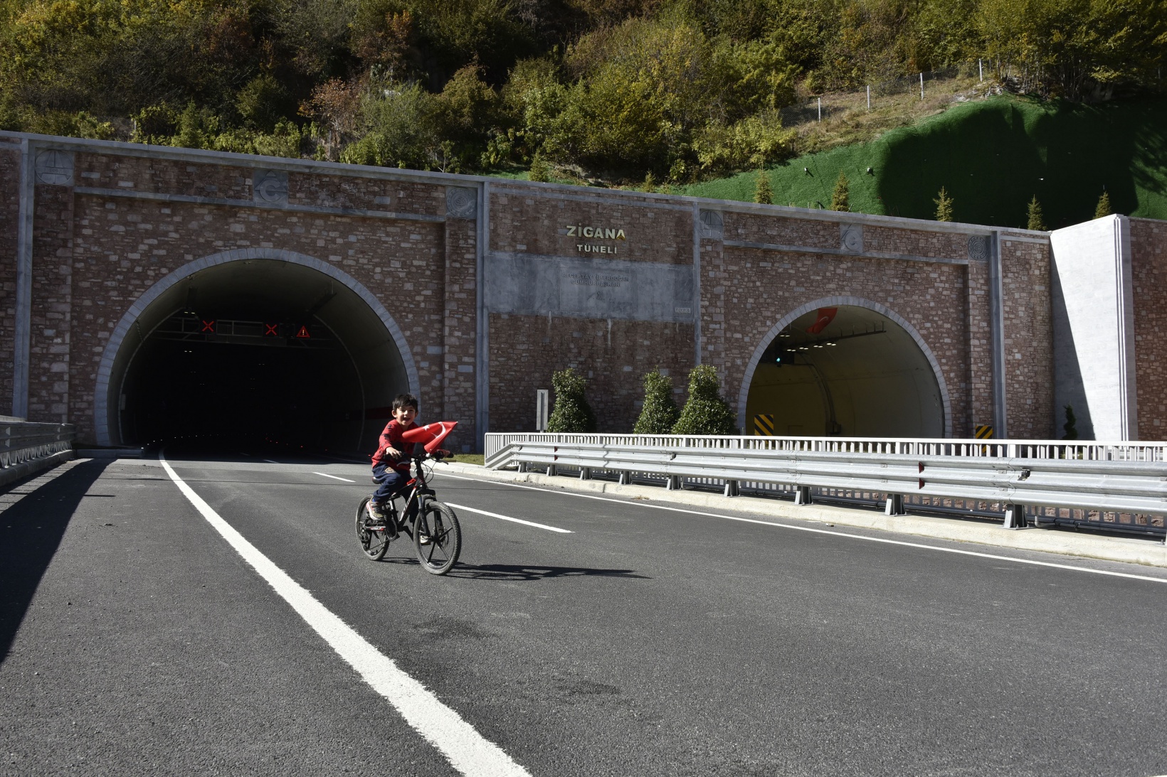 Gümüşhane’de 29 bisikletçi Cumhuriyetin 100. yılında Zigana Tüneli’ni bisikletle geçti 23