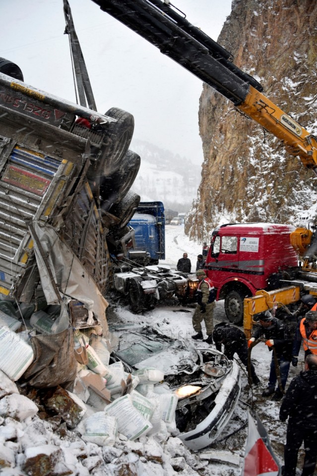 Gümüşhane’de Feci Kaza: 2 Ölü 20
