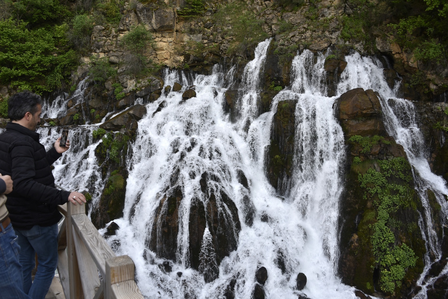Gümüşhane’de 40 gözeli şelale büyülüyor 33