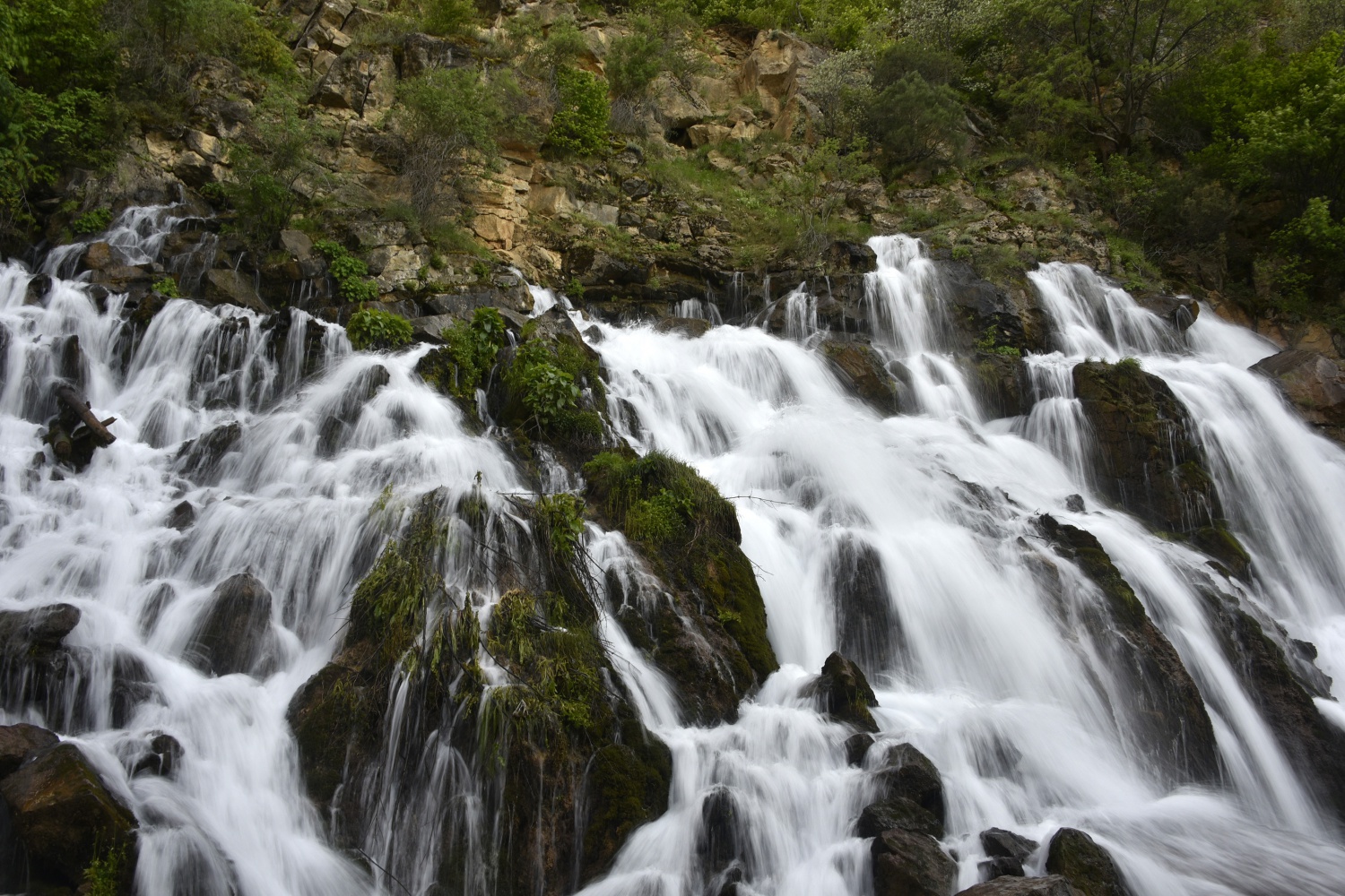Gümüşhane’de 40 gözeli şelale büyülüyor 27