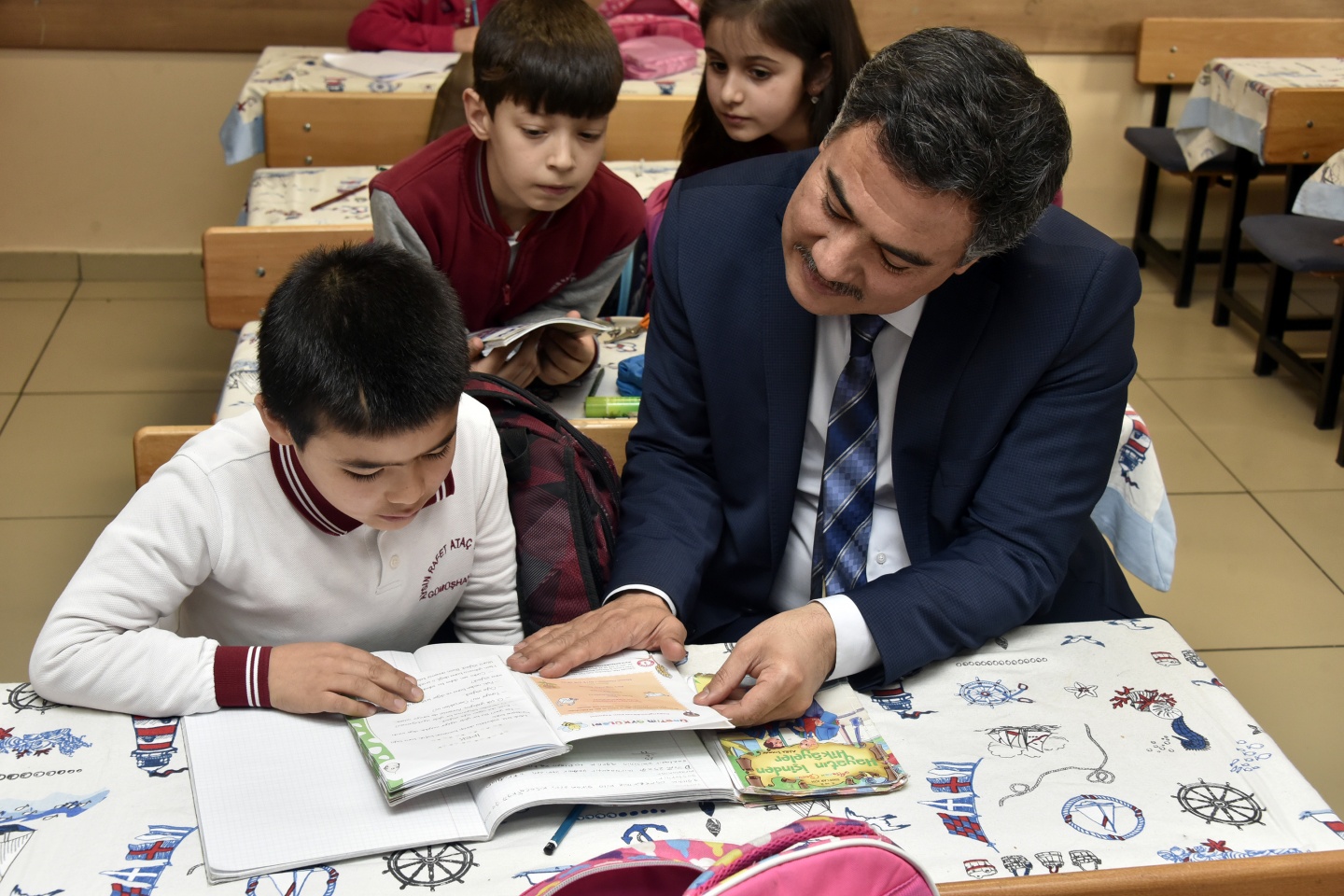 Vatanlarından binlerce kilometre uzakta karne aldılar 1