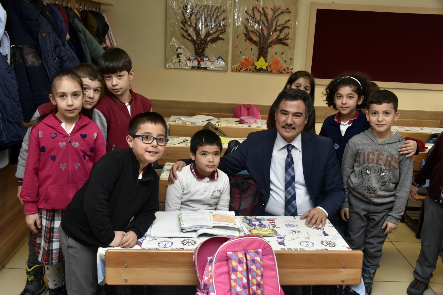 Vatanlarından binlerce kilometre uzakta karne aldılar 7