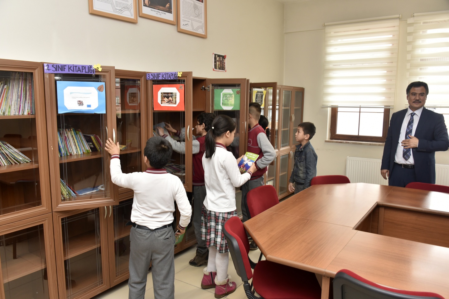 Vatanlarından binlerce kilometre uzakta karne aldılar 10