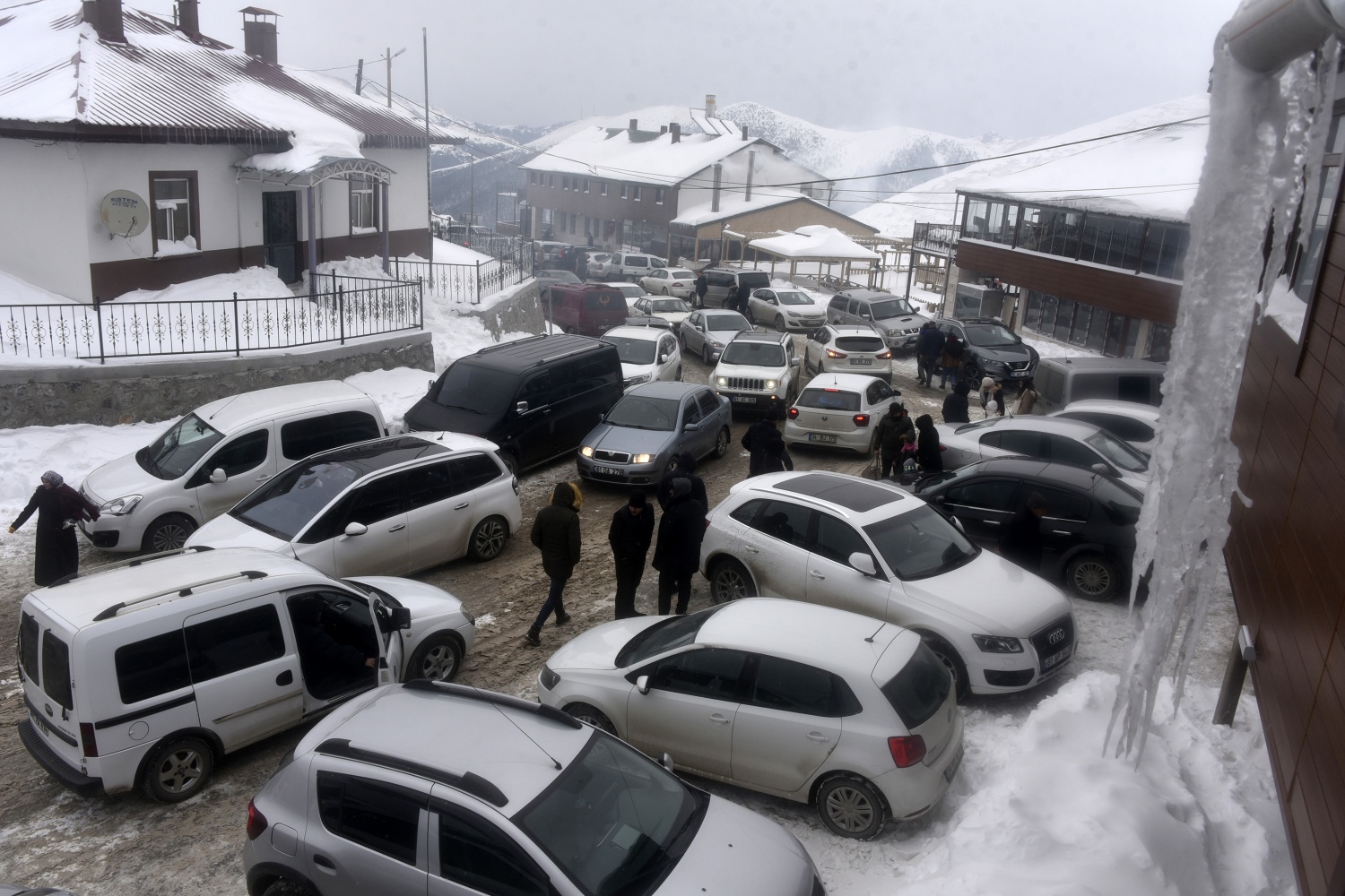 Zigana’da araç park edecek yer kalmadı 60