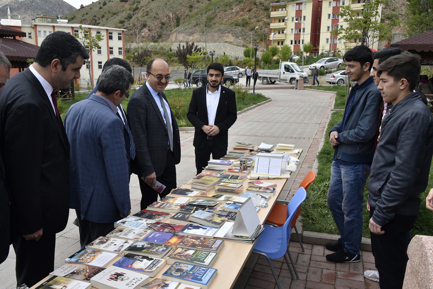 İHH üniversitede yetimler için kermes açtı 2