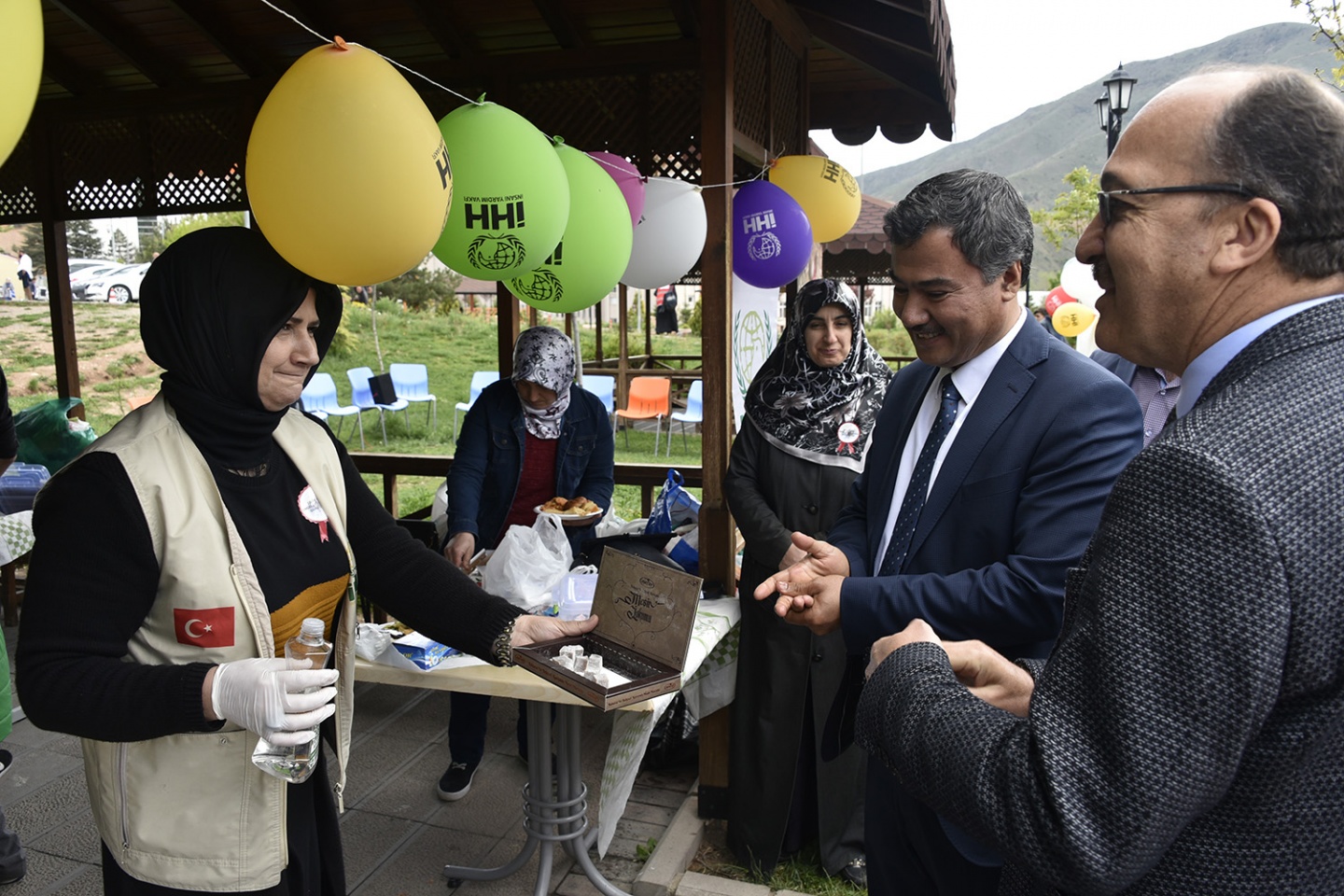 İHH üniversitede yetimler için kermes açtı 1