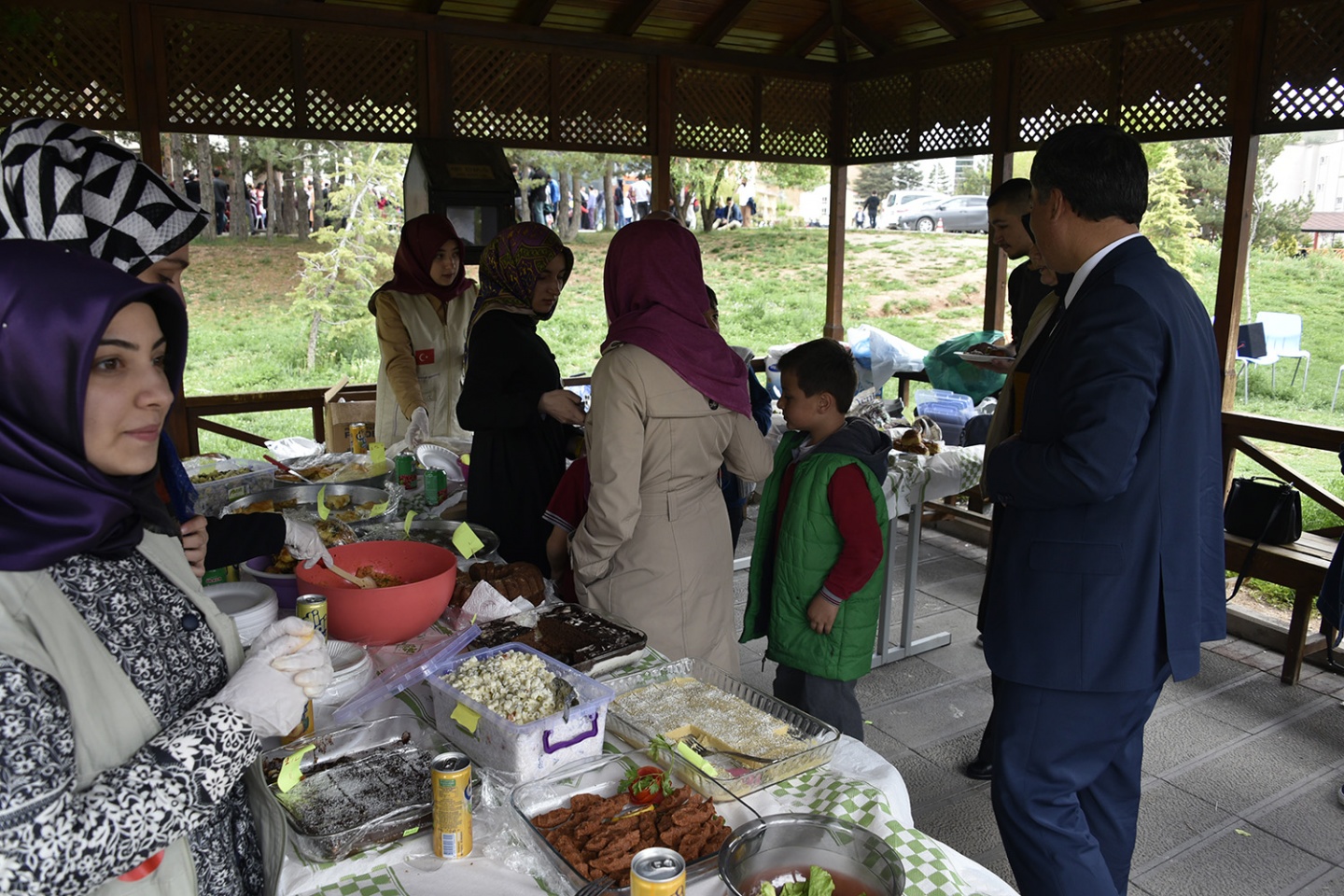 İHH üniversitede yetimler için kermes açtı 4